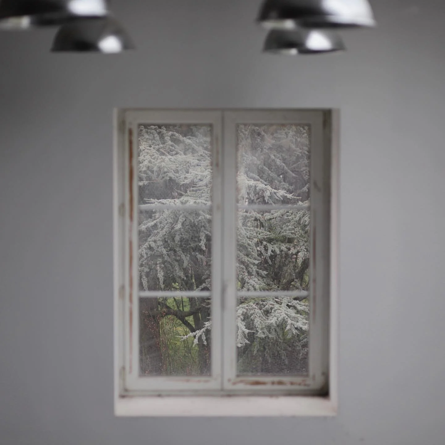 𝑅𝑒́𝑠𝑖𝑑𝑒𝑛𝑐𝑒 𝑎̀ 𝐿𝑖𝑛𝑑𝑟𝑒-𝐵𝑎𝑠𝑠𝑒 

1er mars 2022 (donc hier). Vers 13 h je suis pleinement install&eacute;. Je d&eacute;couvre le grand atelier logement de la r&eacute;sidence d&rsquo;artiste &agrave; Lindre-Basse. J&rsquo;avais h&acir