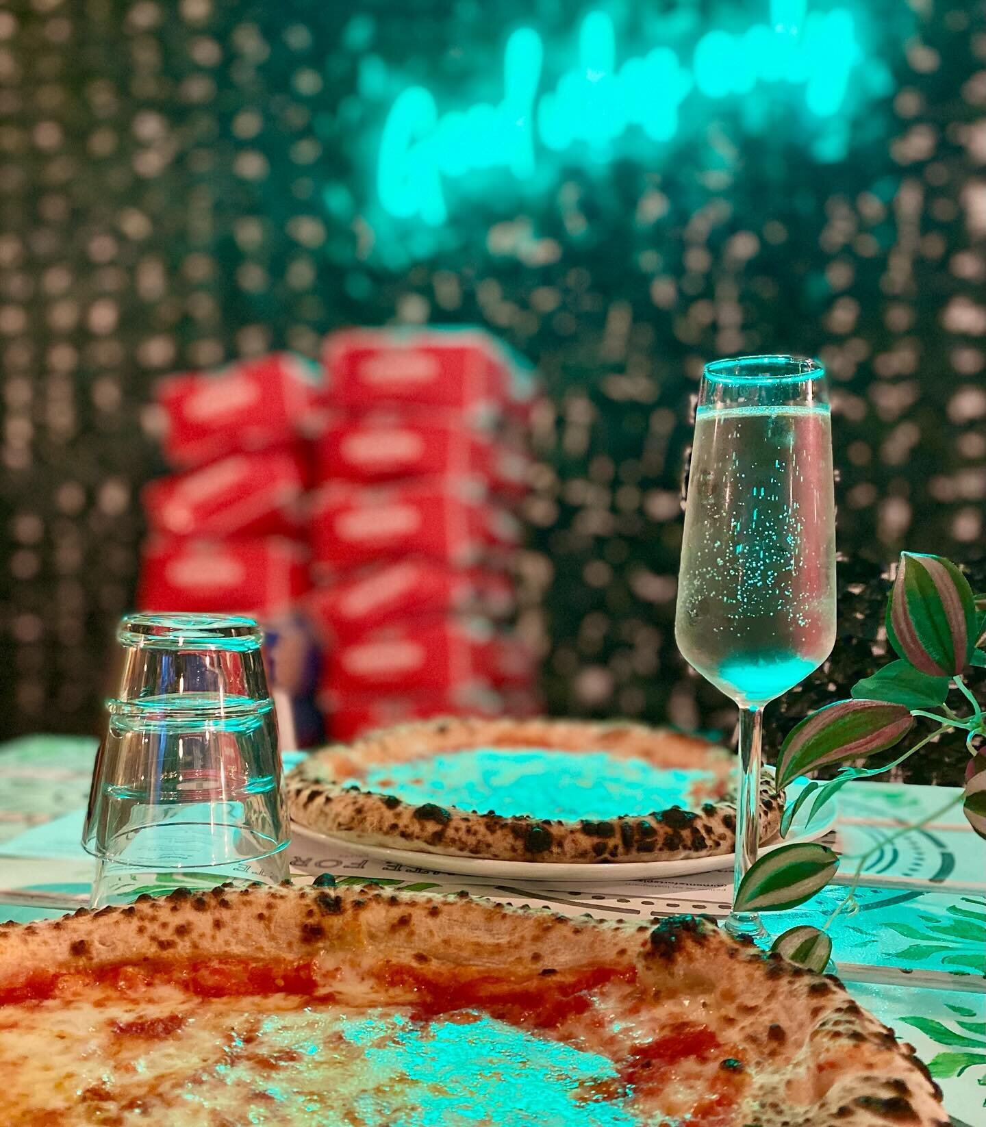 Our Pizza &amp; Prosecco parties have always been a firm favourite for our customers in Horsham 🥂🍕❤️ Grab a few family or friends and see what all the fuss is about. 

This SATURDAY&rsquo;S event is sold out BUT you can buy tickets for the 24th Feb