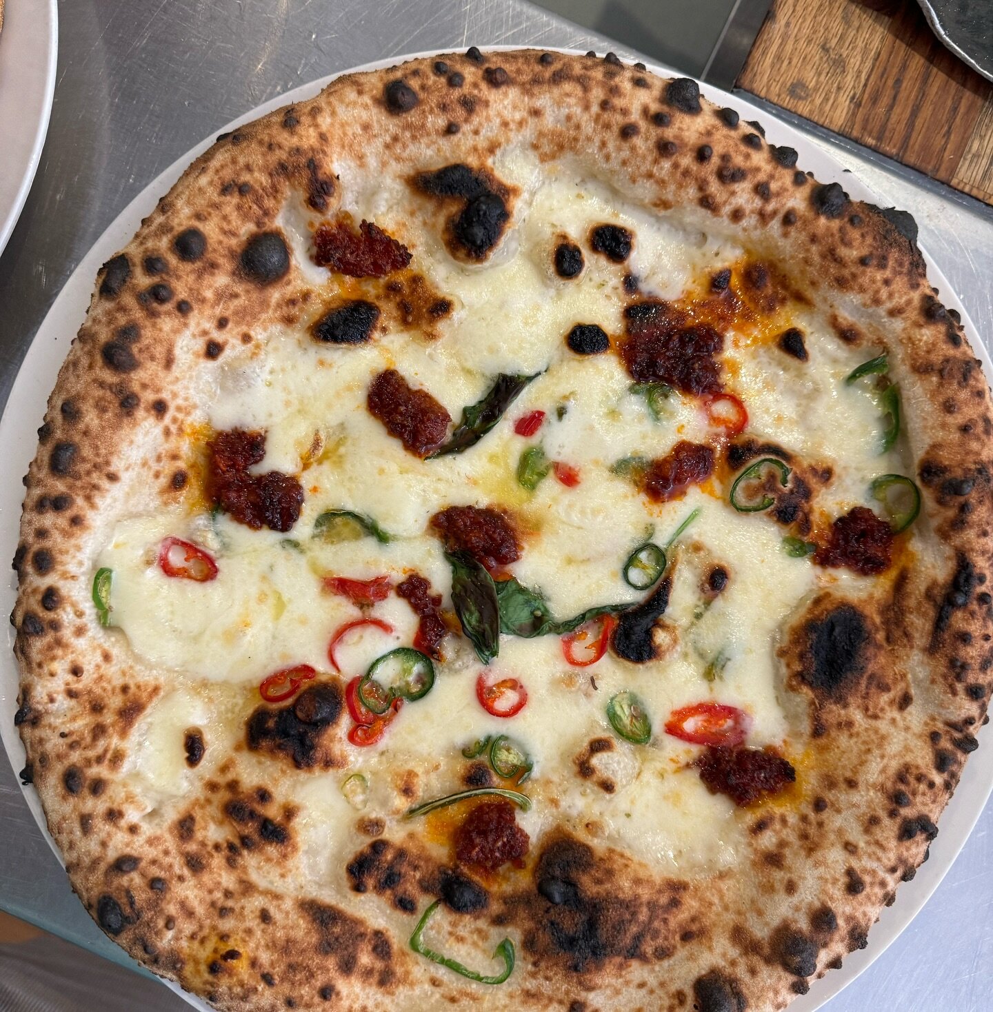 Saturday vibes with a kick! Dive into Monte Forte&rsquo;s fiery Nduja pizza - the perfect weekend treat 🤩White base of mozzarella and parmesan, chillies 🌶️ spicy Calabrian sausage (nduja), basil and extra virgin olive oil 

Spice up your weekend wi