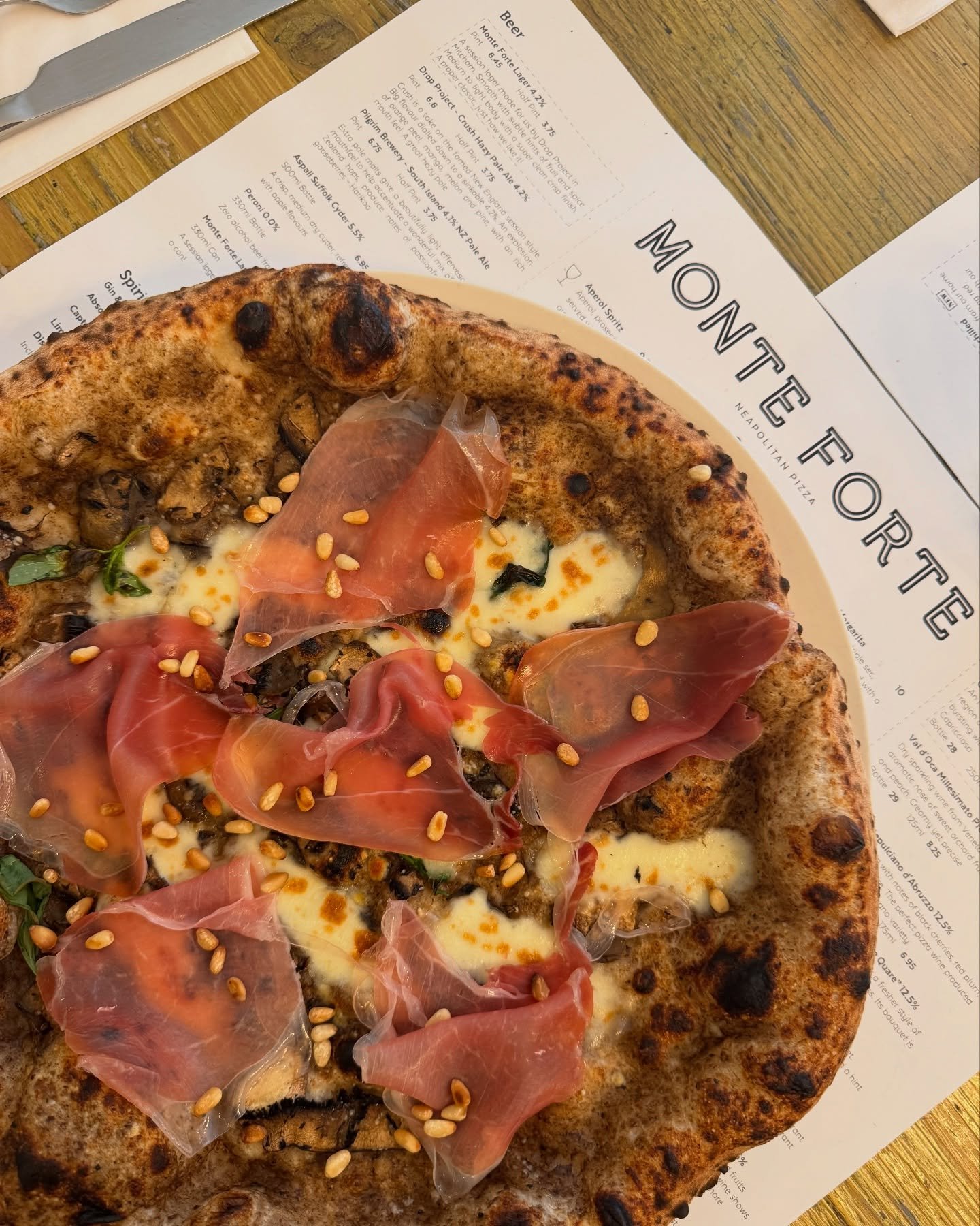 The sun’s out, and so are 3 NEW PIZZAS, a NEW SALAD, and some fresh drinks to match! ๐๐ฅโ๏ธ๐ธ
๐ฅ Bianco Forte – Ricotta base, bufala mozzarella, gorgonzola, basil, EVOO & parmesan
๐ Tonno – Garlic oil, tuna, black olives, red