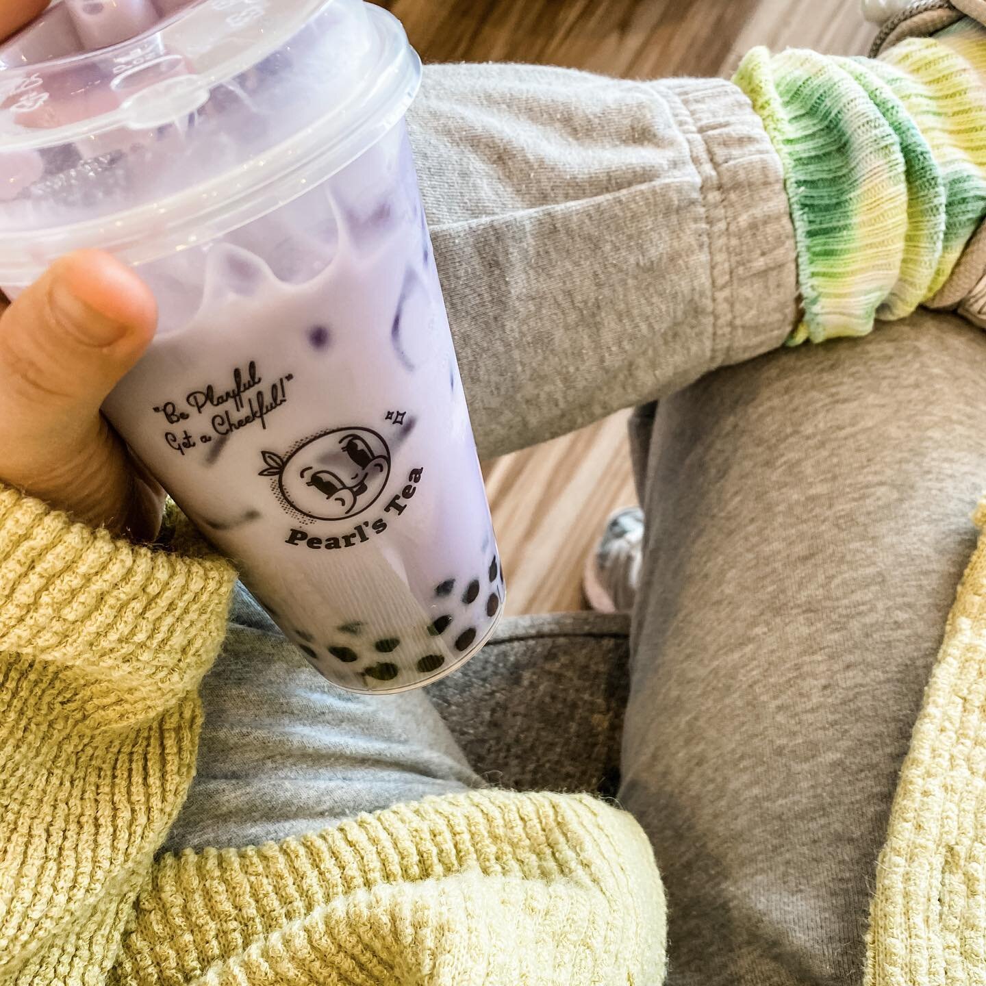 💜✨*TaRo DrOp*!!✨💜 you guys have been asking, and it&rsquo;s finally here! Made with real taro chunks for the perfect creaminess 😚 welcome this beauty to the Pearl&rsquo;s Tea all star lineup of drinks with 10% off any taro beverage all weekend lon