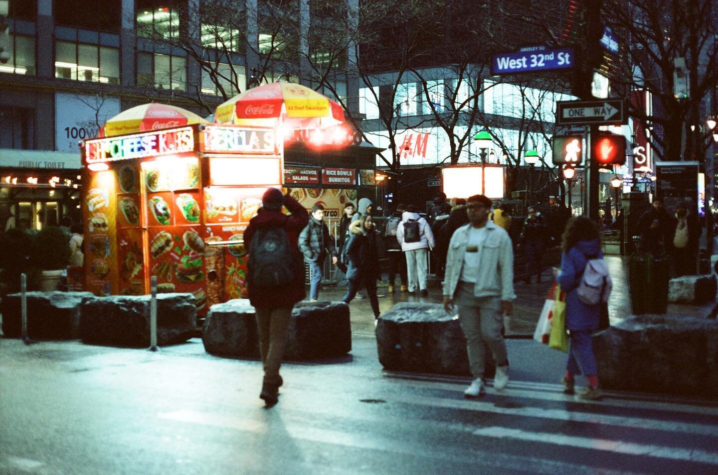 Herald Square and it&rsquo;s food carts. 1-4?
.
.
.
🎞: @cinestillfilm 800T
Dev and scan: @contactphotolabnyc 
.
.
.
.
.
.
.
.
.
.
.
.
.
#minoltagang #filmphotography #nycspc #filmisnotdead #spicollective #timeoutnewyork #analogphotography #filmcommu