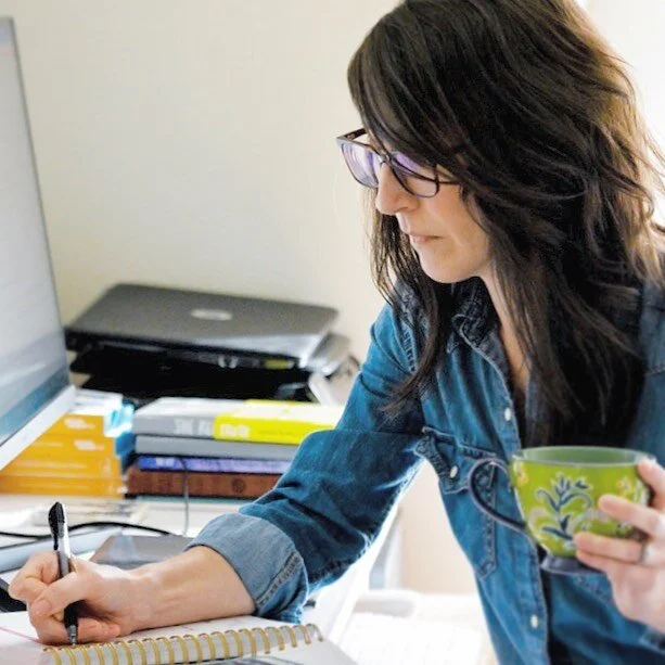 Thinking about how to grow your small business in 2021?
.
.
Staying in touch with your customers through email and blog posts is a simple way to do that.
.
.
Need help staying consistent with your customer communication? Let&rsquo;s talk!
.
.
#copywr