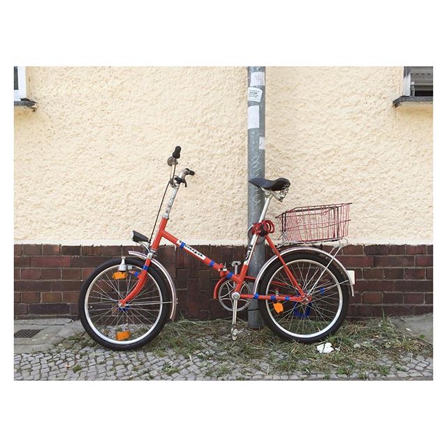 You are slow and cute and ratchety in all the right ways. I shall name you &quot;Putt Putt&quot;. ❤️🚴🏾 #Berlin #bike #foldingbike #hipster #beachbike #vintagebike