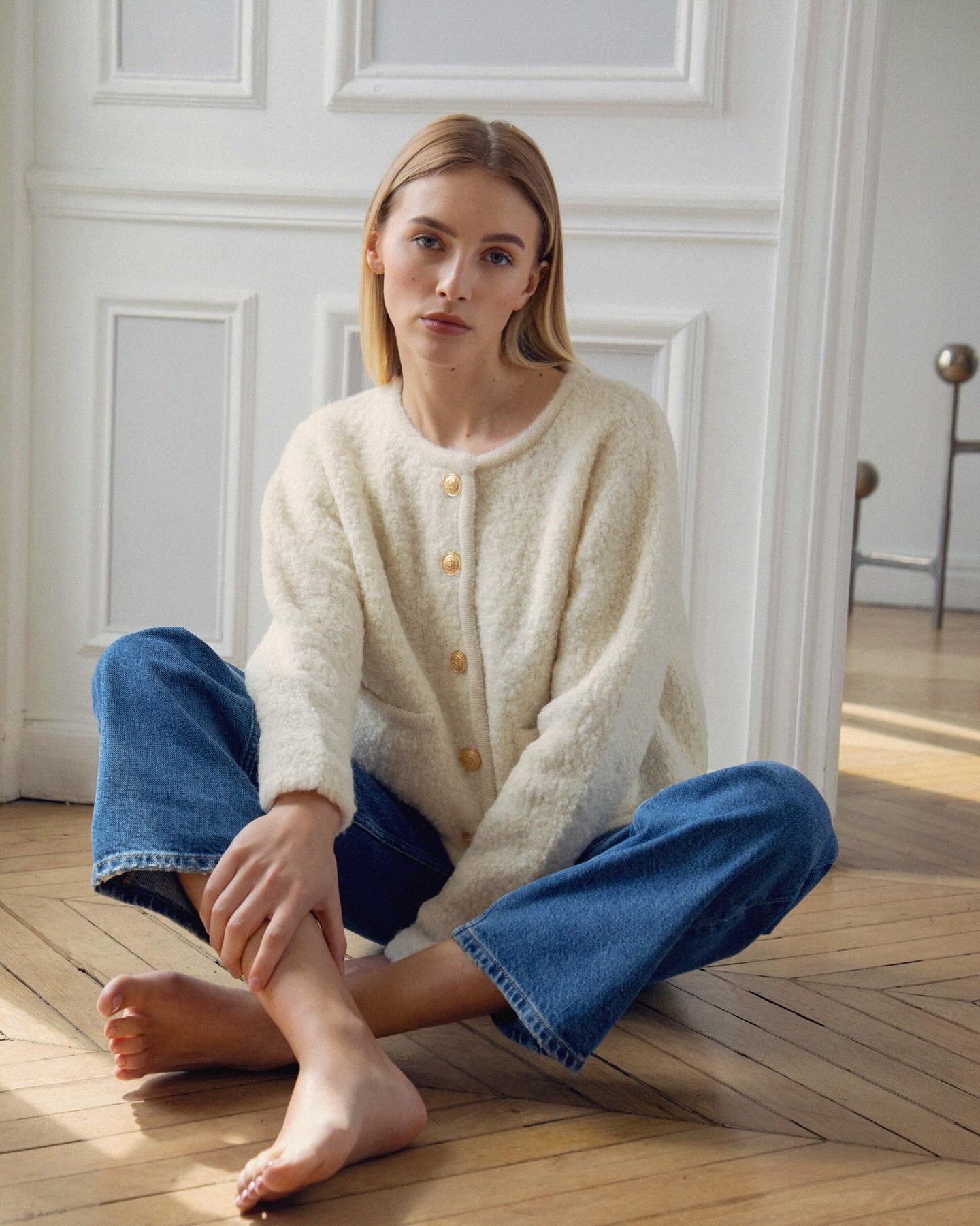 LE RODOLPHE
Brushed Alpaga

We are beyond excited to launch a new knit piece designed to renew our cardigan family! Knitted from a soft brushed boucl&eacute; extrafine alpaca blend for the most desirable textured finish and embellished with our signa