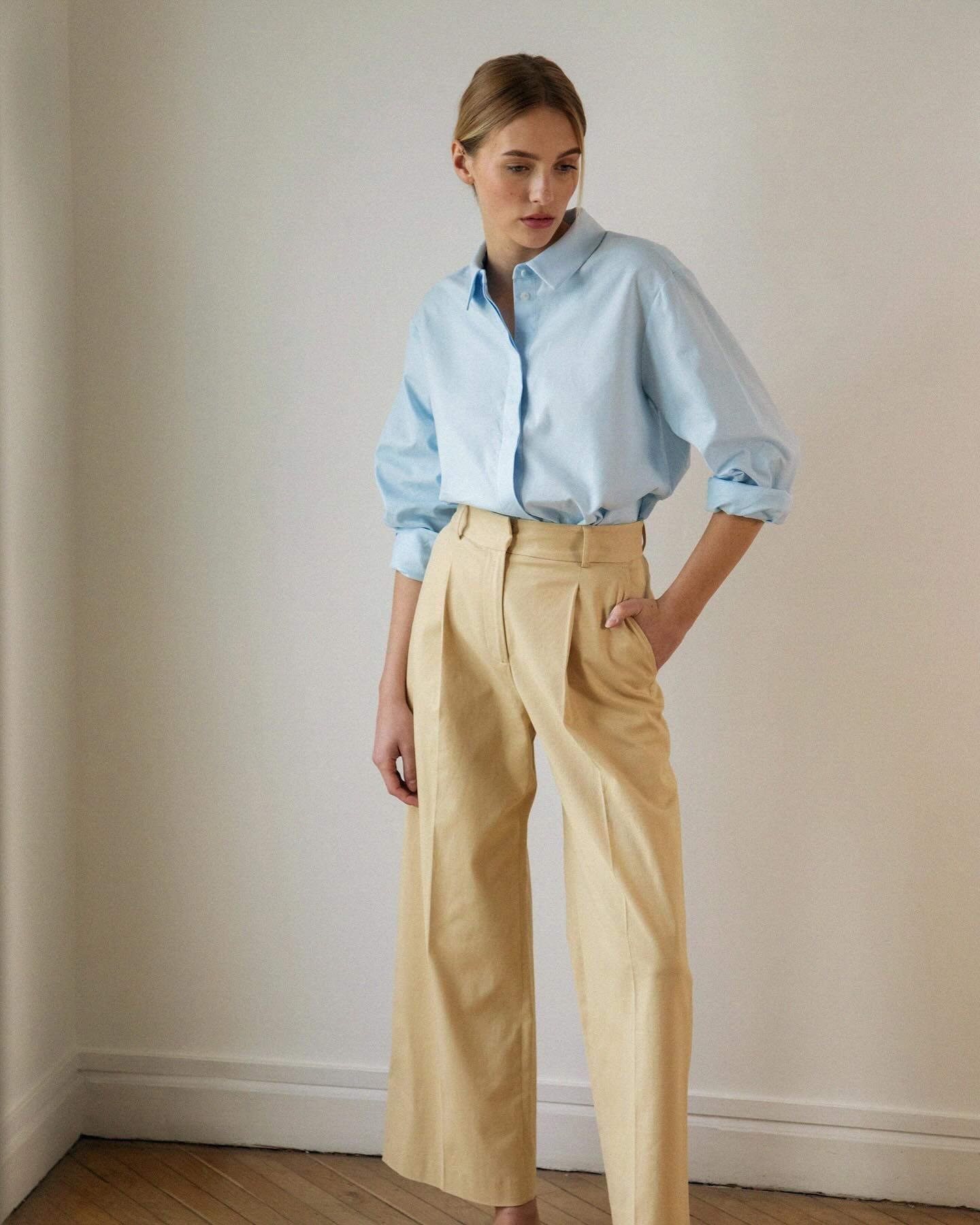LE TIAGO
Your Beige Pants

Perfectly tailored, timeless and yet so cool, Le Tiago pants are your new must-have to elevate your outfit. High-waisted, slightly wide legged, artfully pleated and made of the dreamiest fabrics, Le Tiago pants are so versa