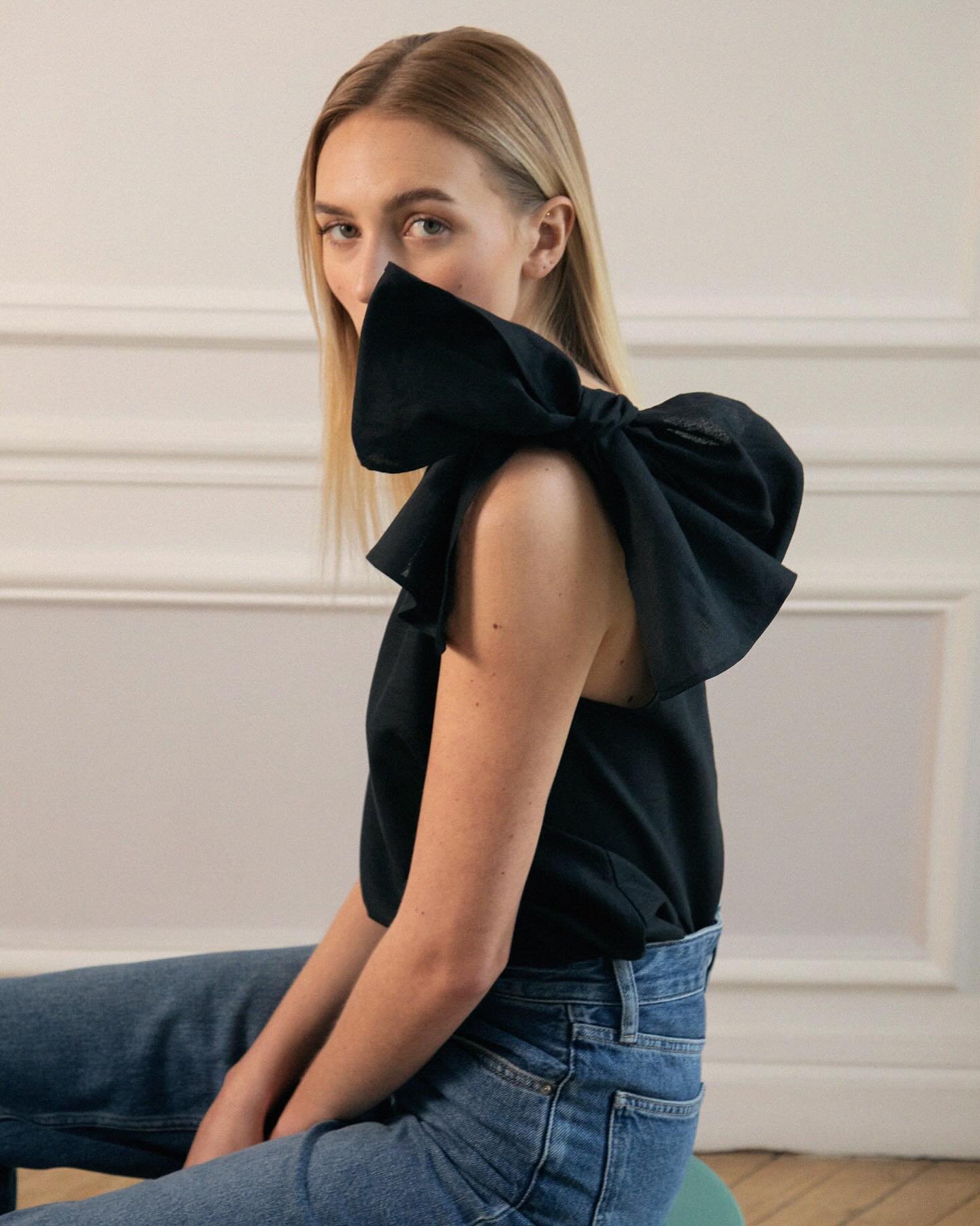 LE TELIO
Love at First Sight

Undeniably chic, the one-shoulder top is the summer staple piece you need this season to elevate your outfit. Featuring an asymmetrical neckline and gathered by two draped ties that either cascade over the shoulder, or c