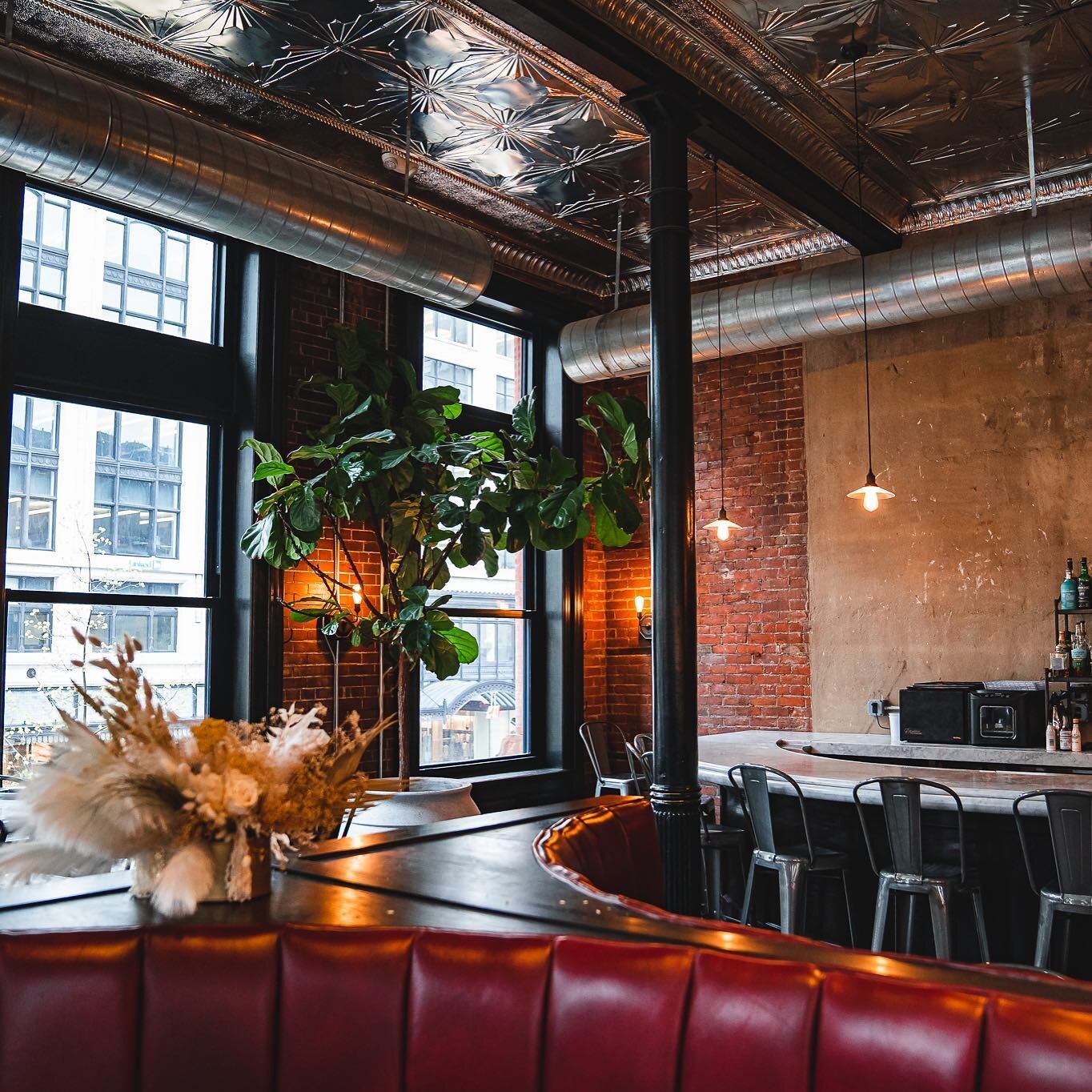 Our favorite corner ✨ Grab a seat at the bar, dive into some amazing eats and sip on one of our expertly crafted cocktails. The perfect way to end your evening in #downtowndetroit ❤️⁠
.⁠
.⁠
.⁠
.⁠
.⁠
.⁠
#detroit #wrightandcompany #drinkstagram #picoft