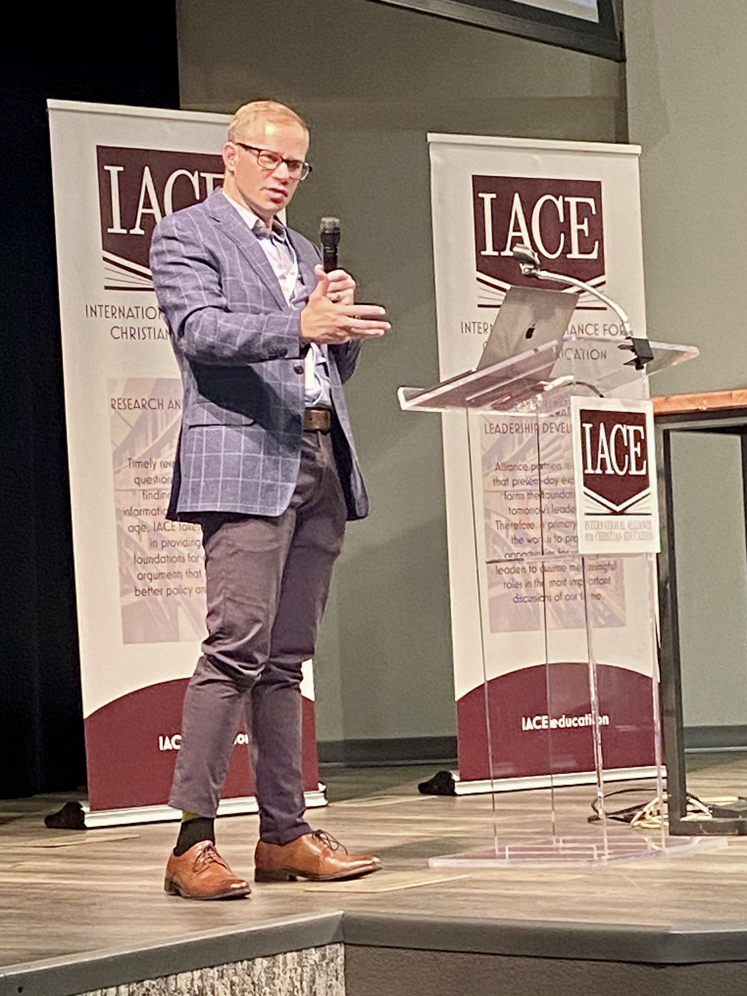  Michael Graham, program director for The Keller Center for Cultural Apologetics, presented “Artifical Intelligence: Trends and Issues.” 