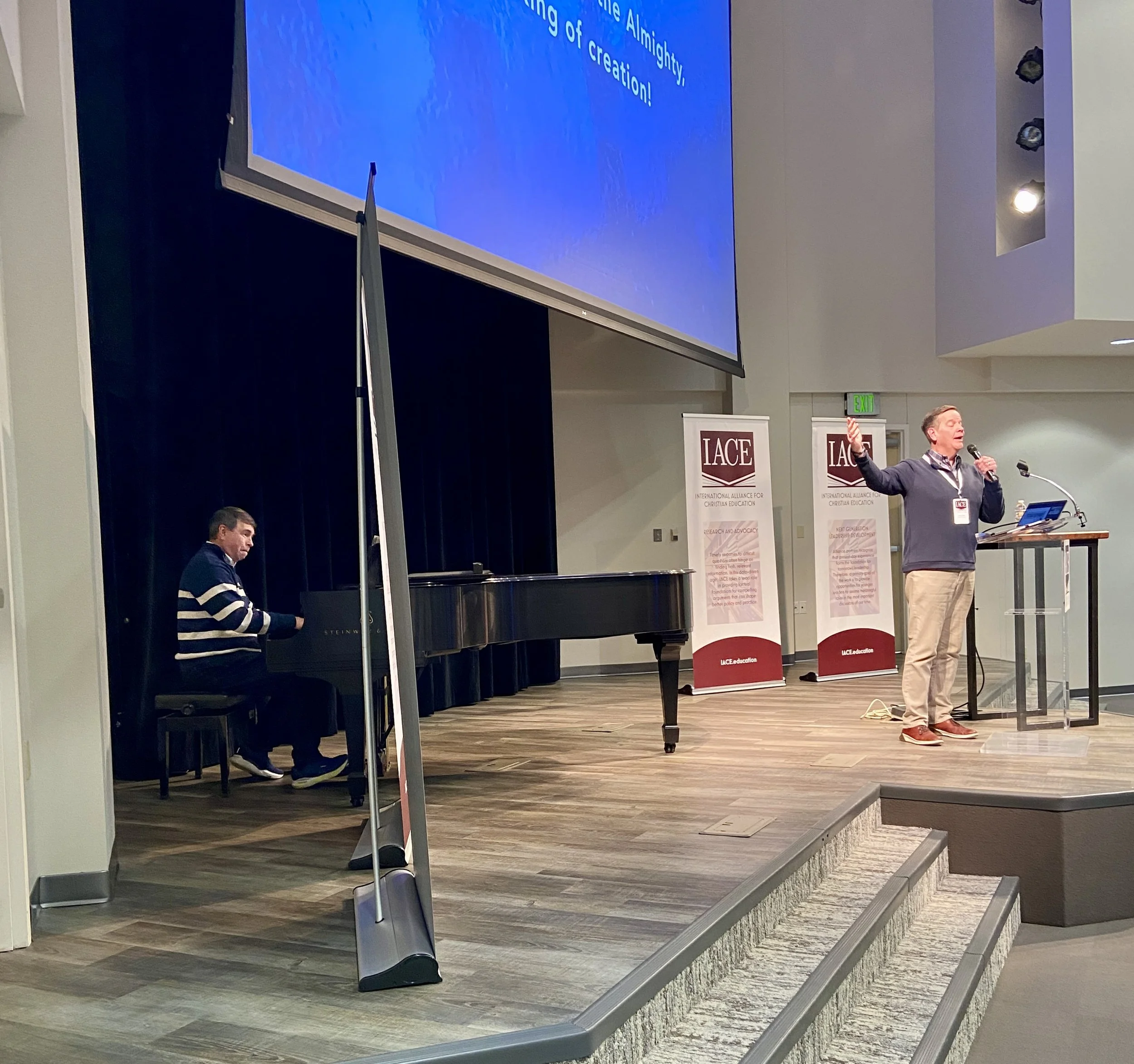  Joe Crider of Southwestern Seminary led a time of scripture reading and singing to start the conference. 