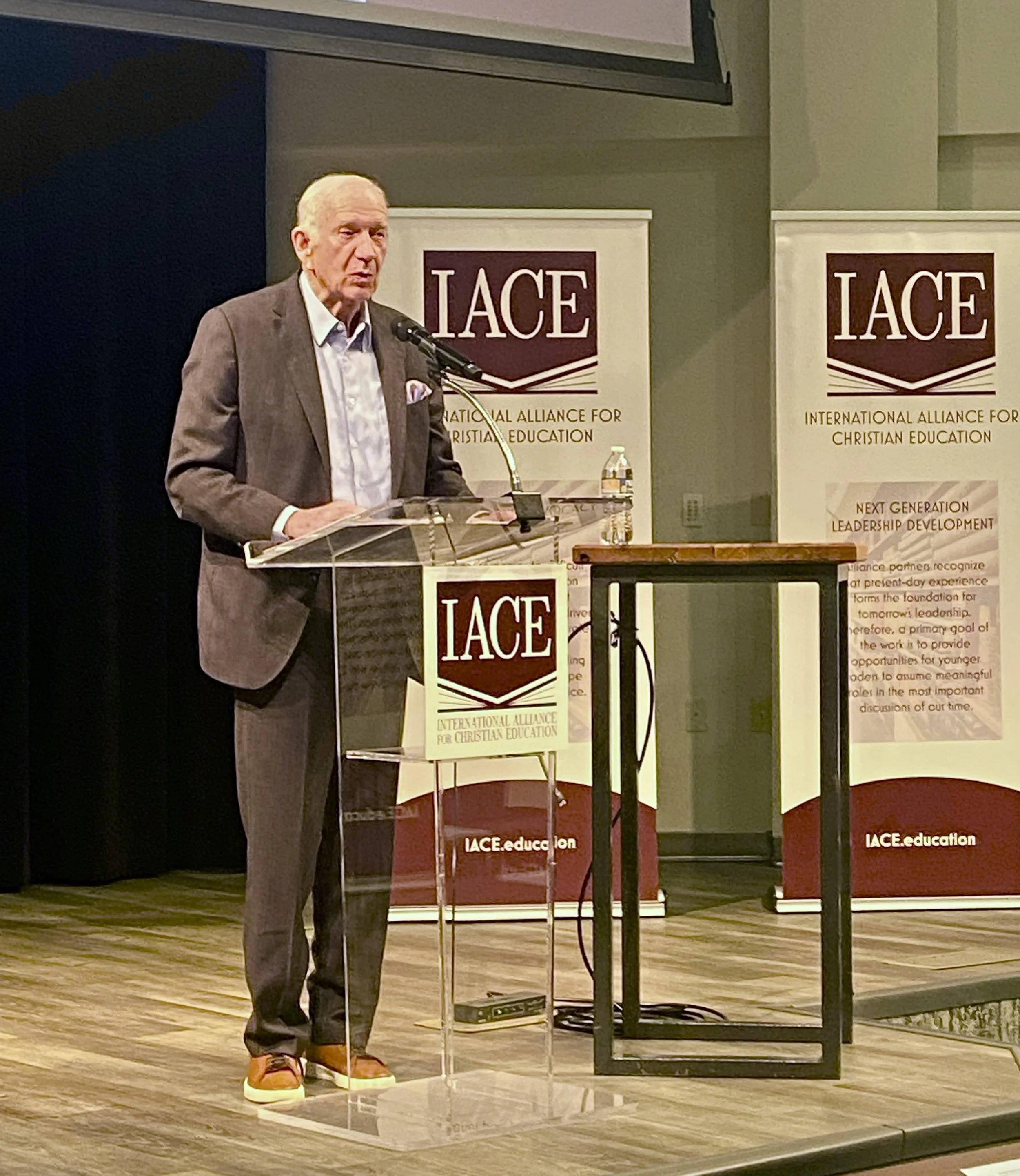  Houston Christian University president Robert B. Sloan examined evangelicalism in light of Christian higher education. 