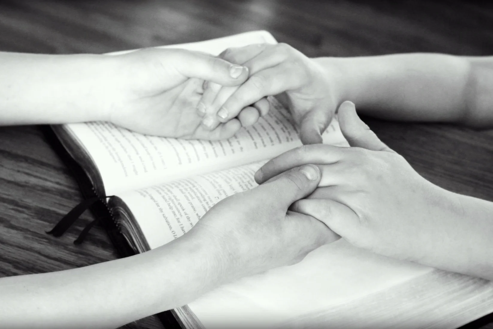 holding-hands-752878_1920.jpg
