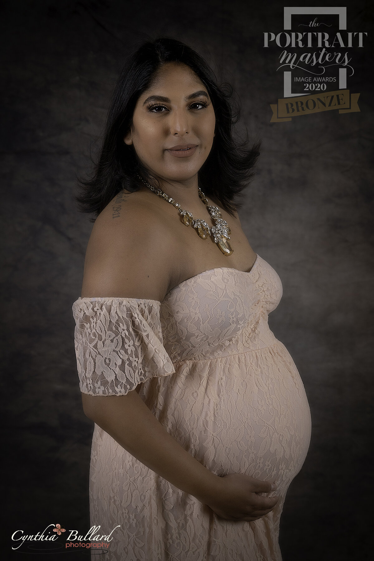 woman-maternity-indoor-studio-peach-bronze-award