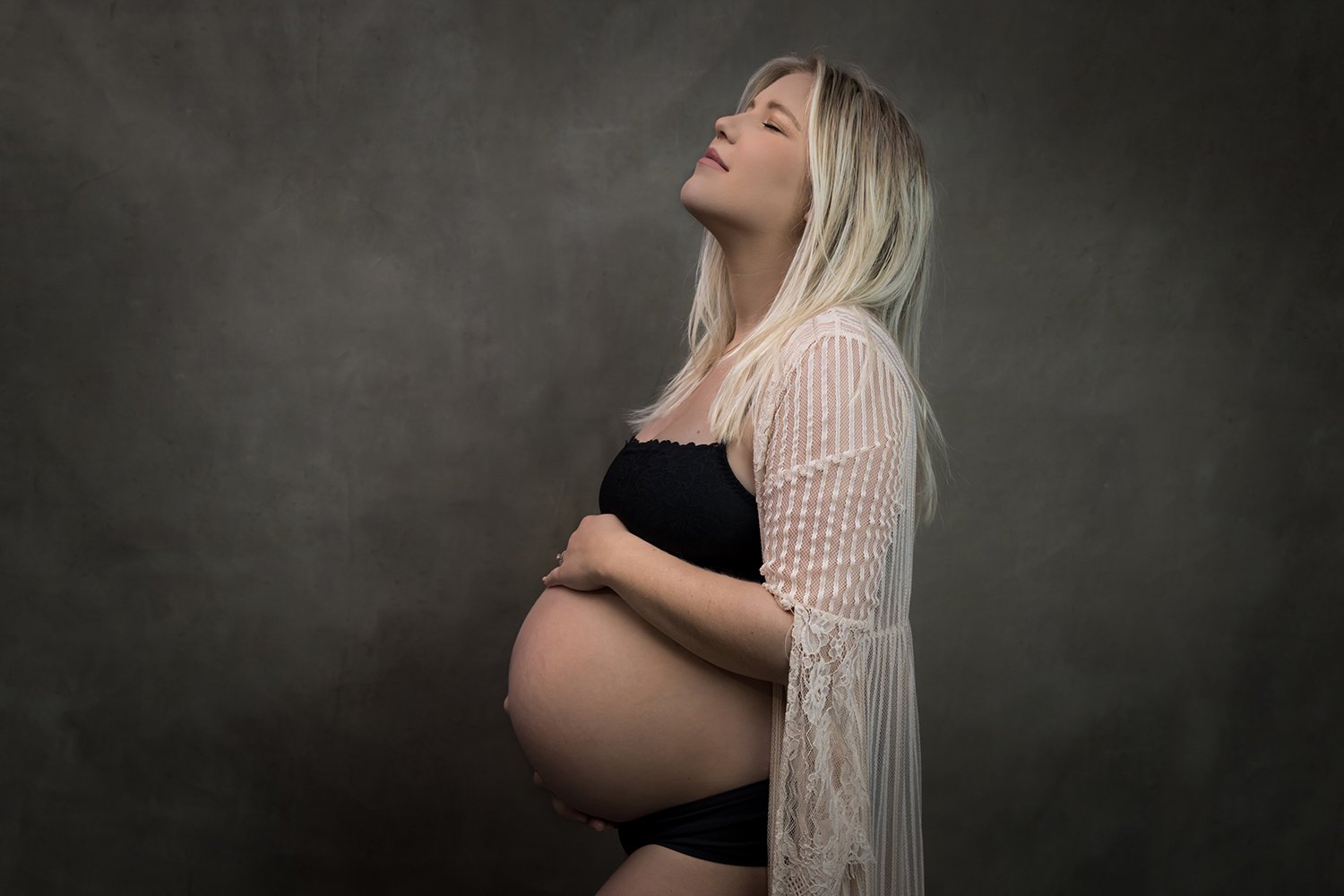 Maternity-blond-woman-belly-studio-peach gown-ventura