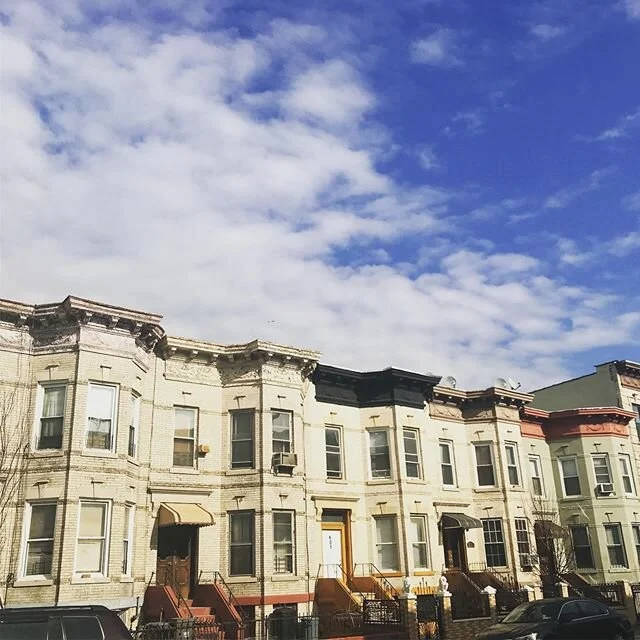 sun splashing #brownstones in #brooklyn #appreciationpost 💫
&bull;
&bull;
📸 @damirock_visuals 💋
&bull;
&bull;
#brooklynphotographer #nycphotographer #travelphotographer #blackhistorymonth