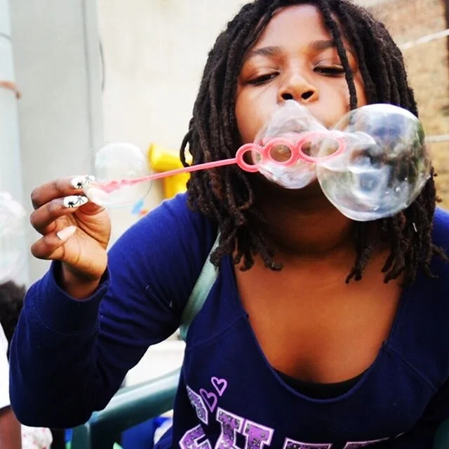 Don&rsquo;t burst my bubble. Celebrate #expansion #wednesdaywisdom 💫
&bull;
📸 @damirock_visuals 💋
&bull;
&bull;
#newyorkphotographer #documentaryphotographer #eventphotographer #portraitphotographer