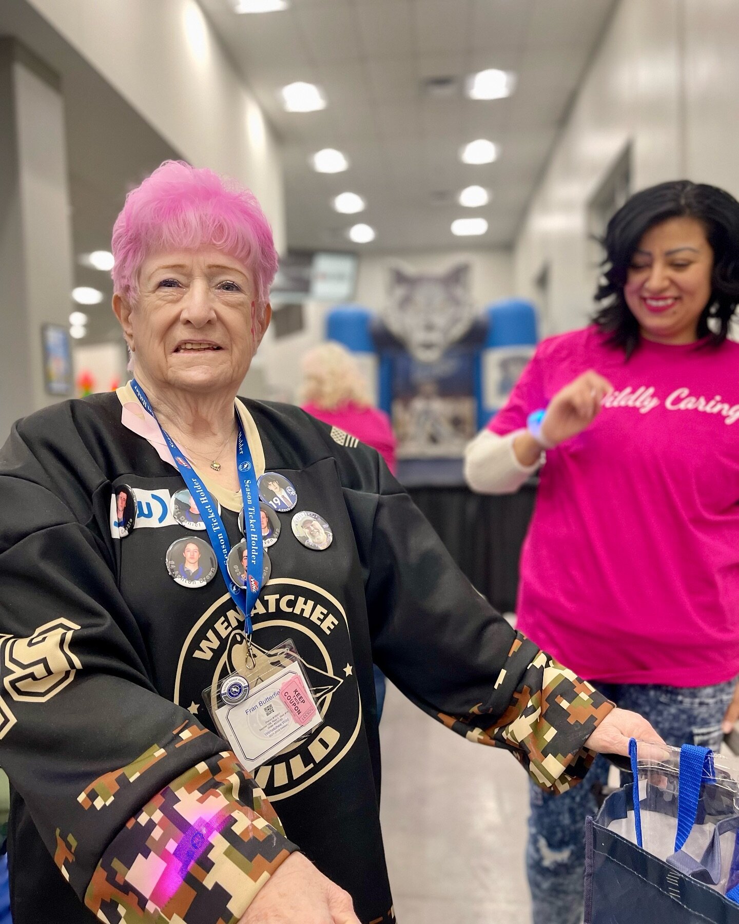 Tonight we are all riled up and getting Wild about fighting cancer. Stop by @confluencehealth's hair painting and tattoo station if you're feeling rowdy too! Nobody fights alone 👊🏼🎗️🖤 

#towntoyotacenter #confluencehealth #fcancer #fighthard #fig