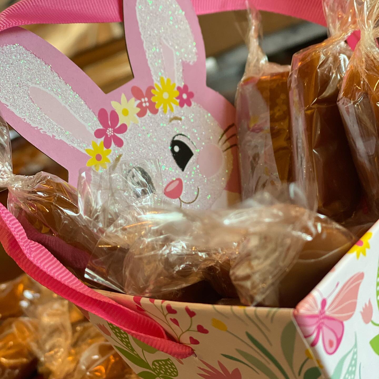 Here&rsquo;s lookin&rsquo; at you Easter!
#easter #easterbasket #easterbunny #eastercandy #caramel #sweets #handmadewithlove #artisinal #foodporn #kitchenlife #butter #womanownedbusiness #ilovefood #easterdinner #homebody #partyfavors