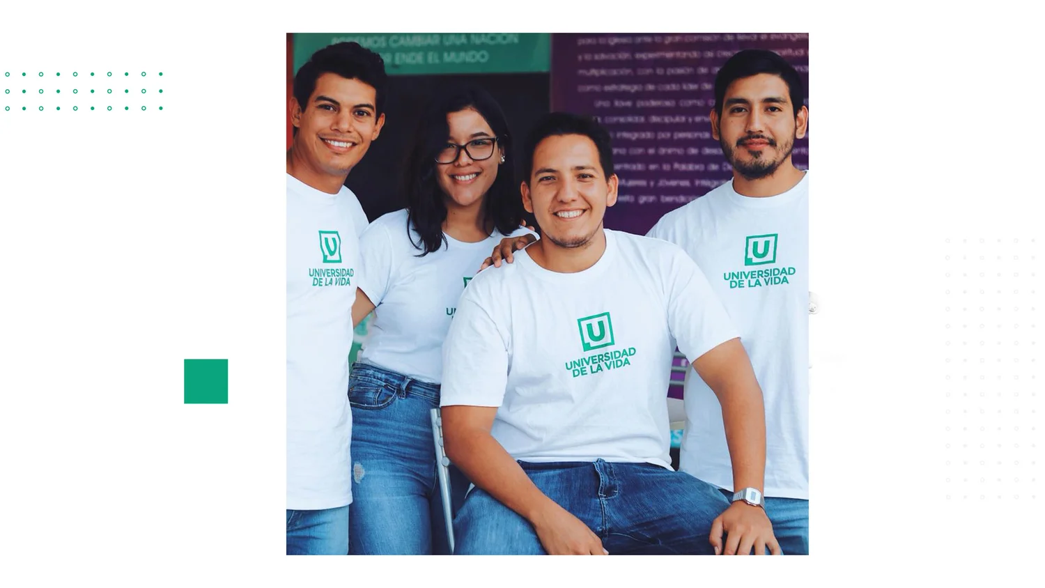 Cuatro personas con camisetas de Universidad de la Vida