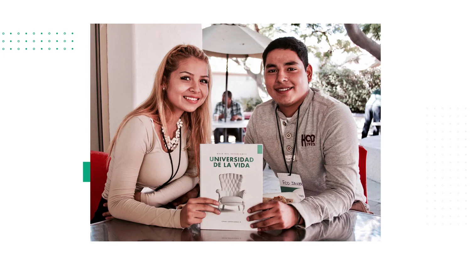 Dos participantes con el libro de Universidad de la Vida