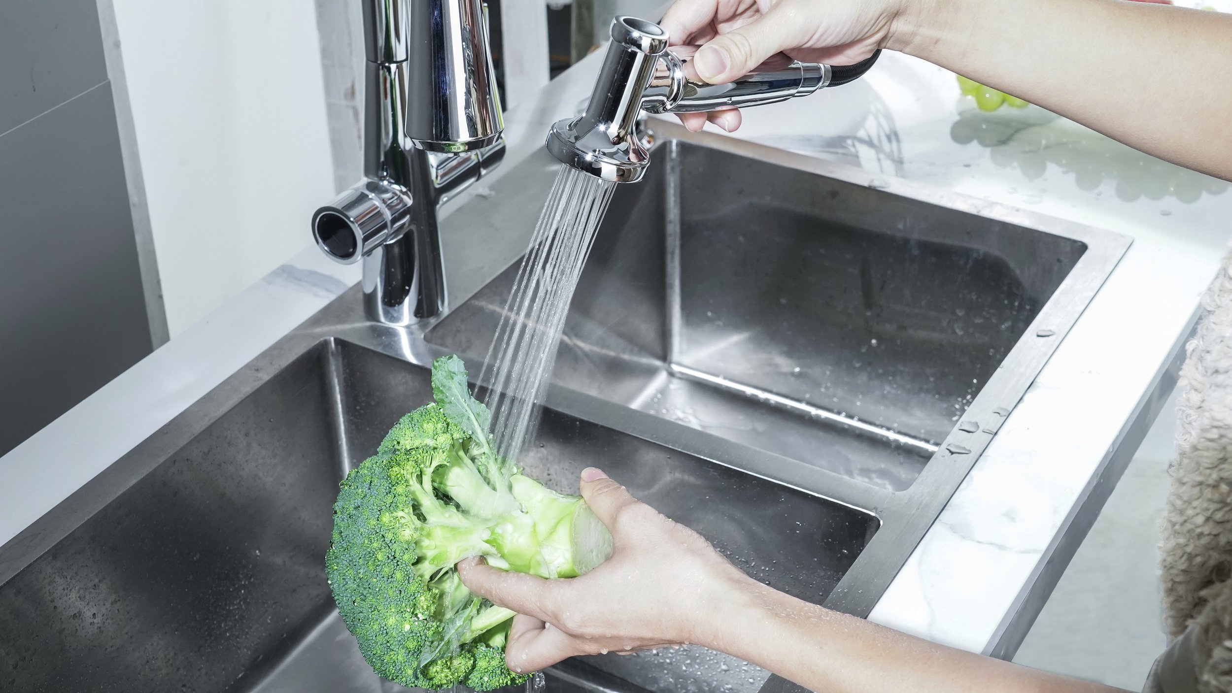 Rinsing broccoli.jpg