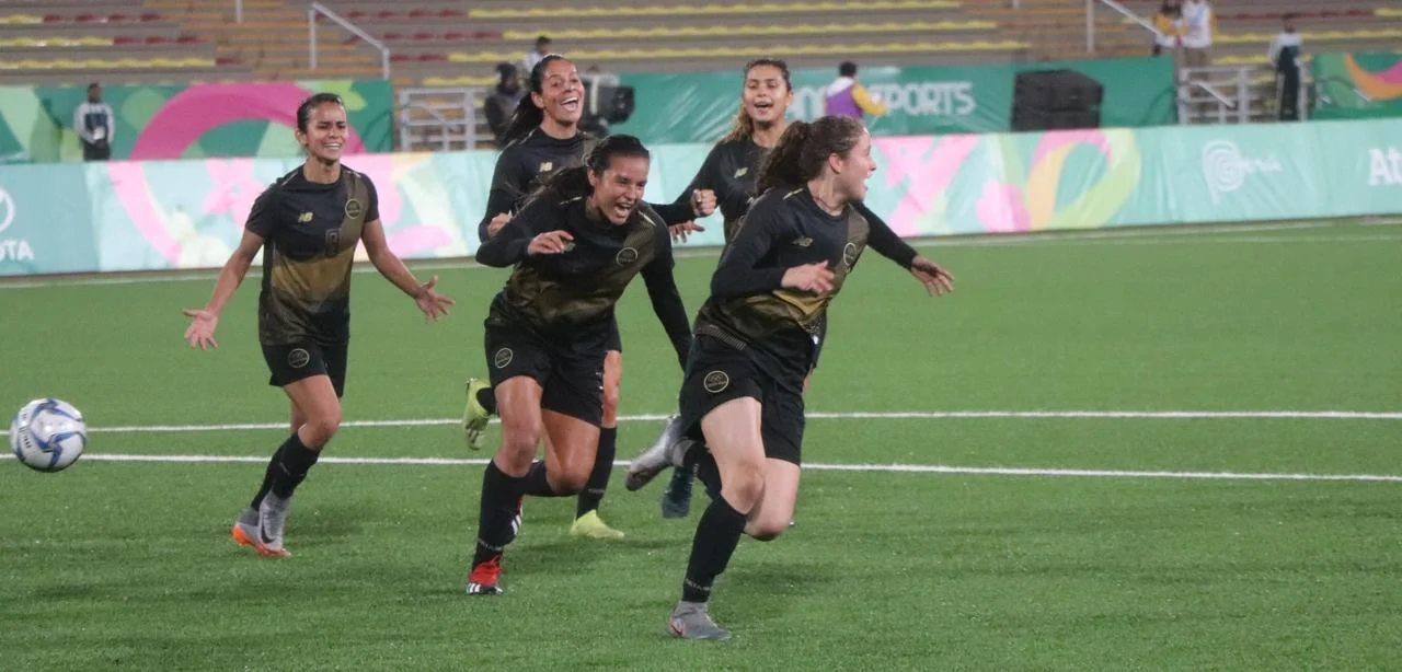 La selección costarricense de fútbol celebrando un gol, Panamericanos 2019. Foto de Columbia.