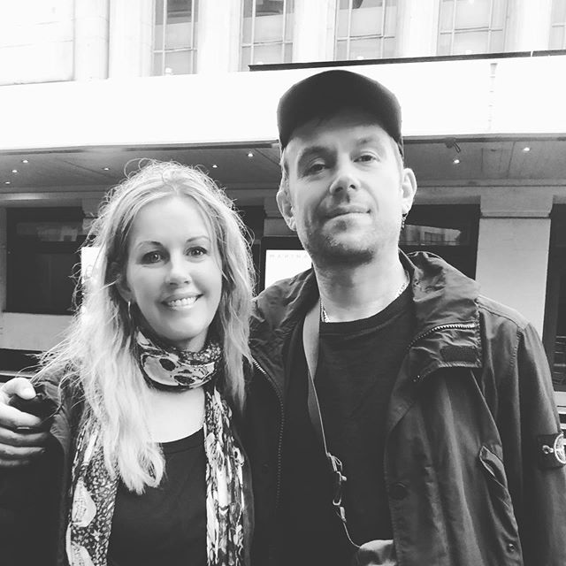 Loved bumping into the lovely @damonalbarn outside #HammersmithApollo Good luck with Belgium gigs 🌈🧡🎤🎸