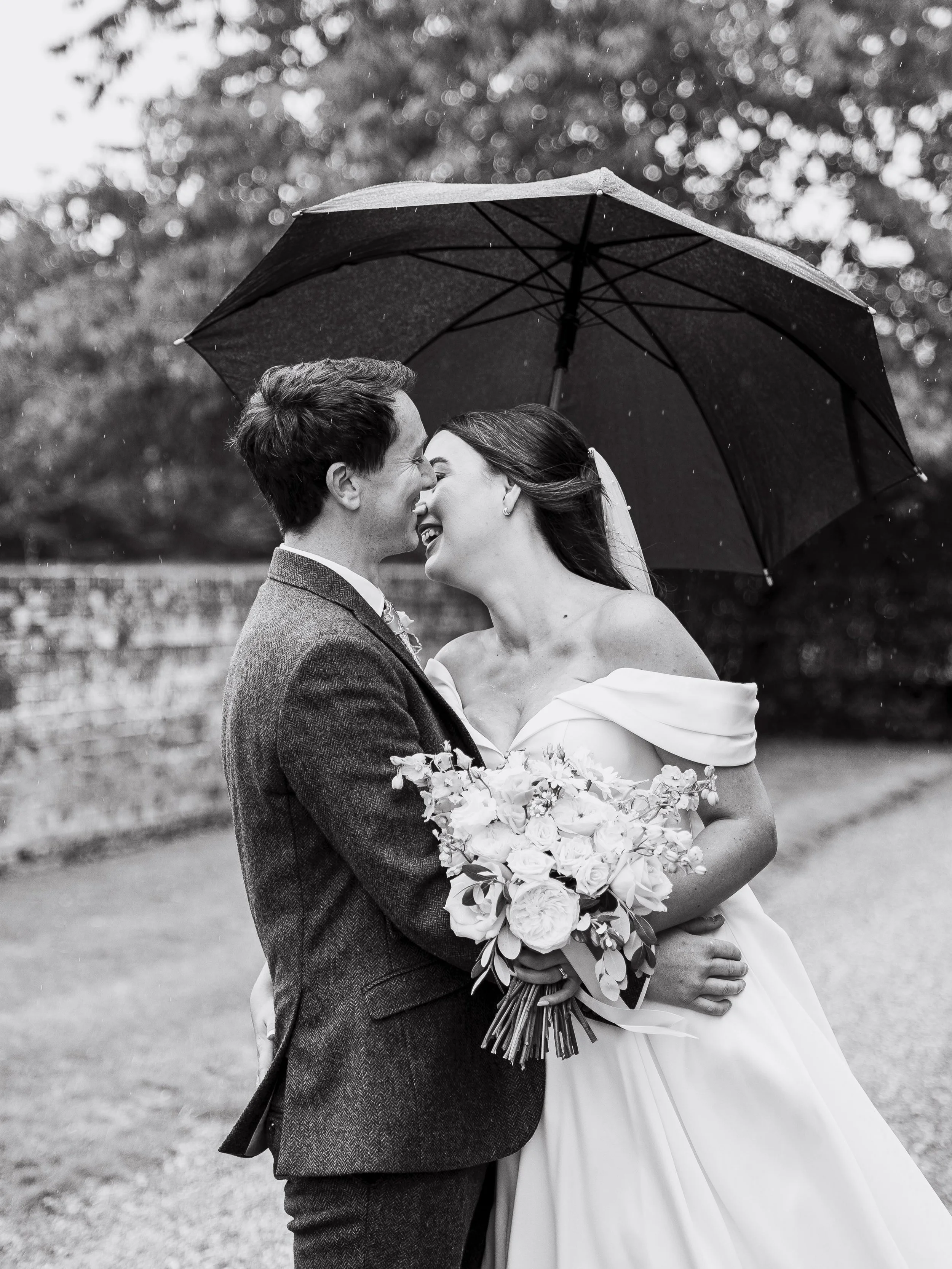 Paige &amp; Oliver&rsquo;s June wedding at Lillibrooke Manor was a beautiful celebration of love, laughter and family, with even the rain adding to the magic. ☔️🤍✨

Venue 💒 @lillibrooke_weddings 
Registrar 💍 @royalboroughregistrars 
Flowers 🌸 @fl