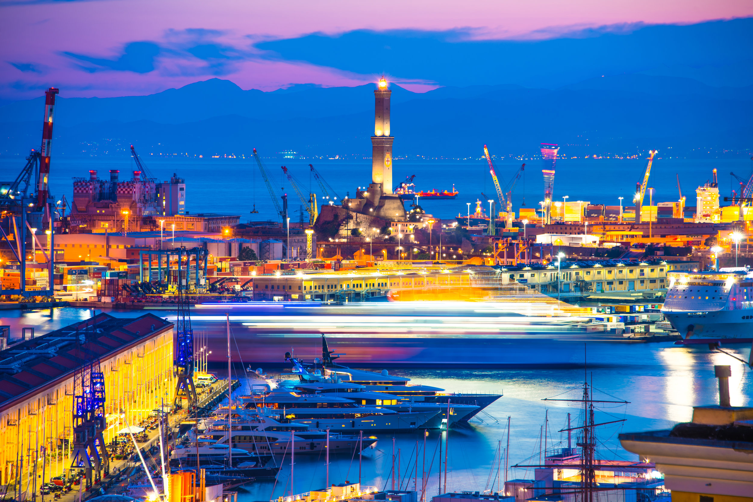 Porto Antico di Genova, Italia durante la notte.