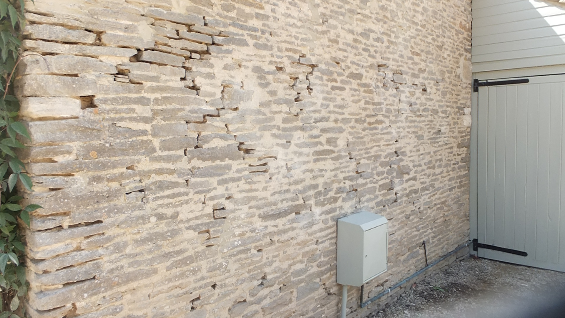 Re-pointing old Cotswold stone walls