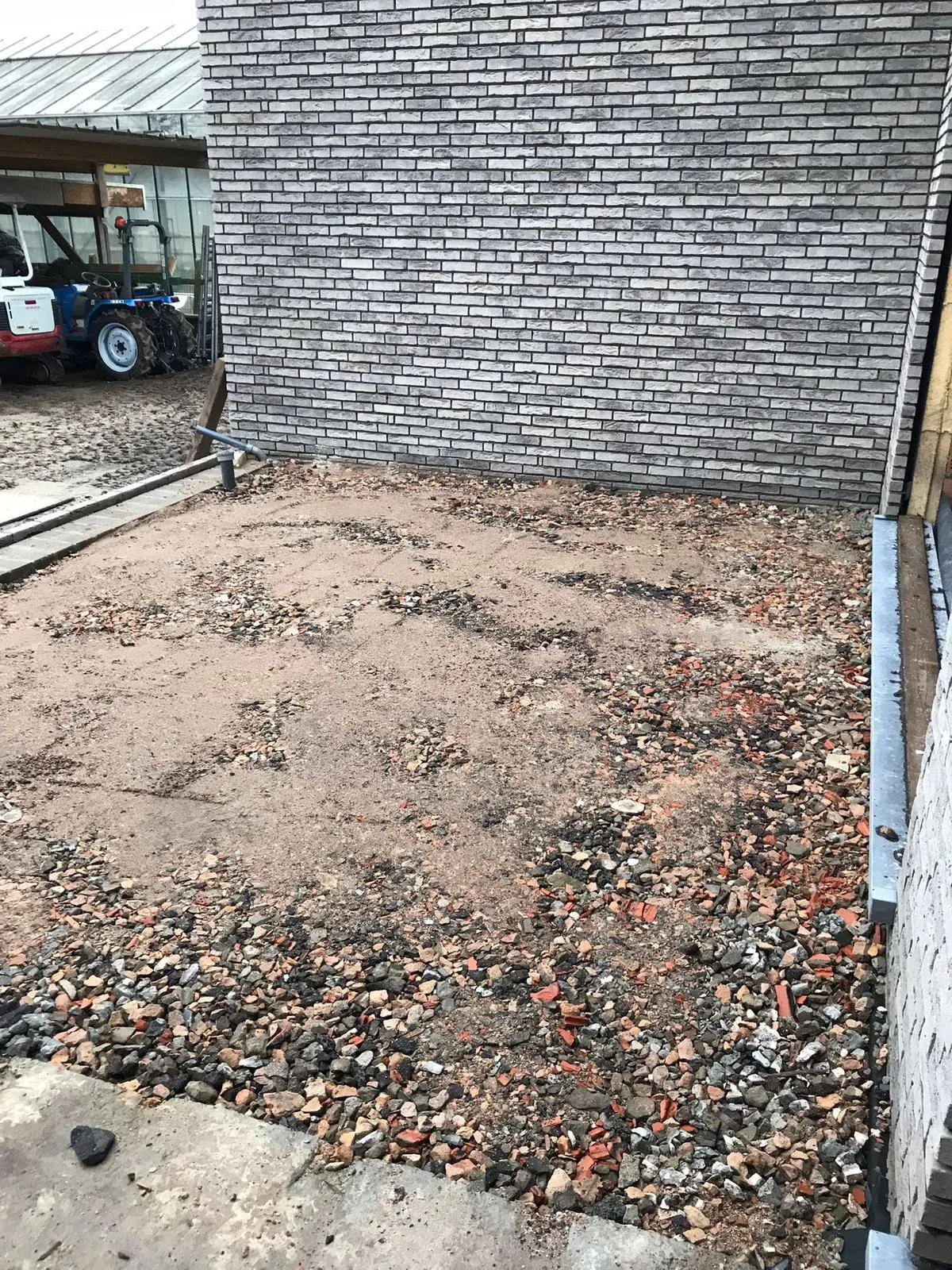 External base made using crushed rubble