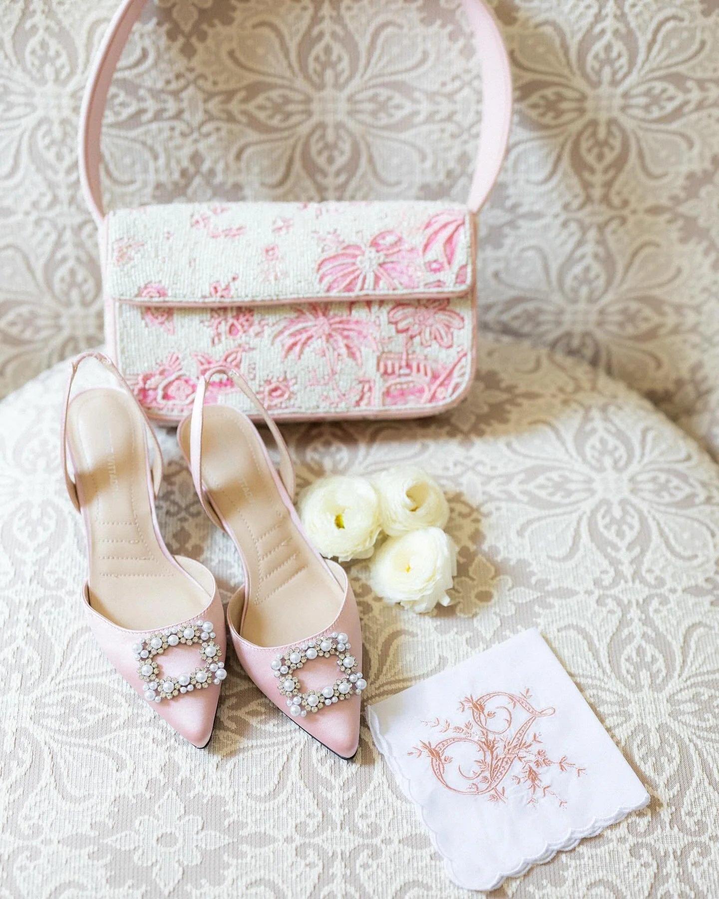 simply stunning details 🤍✨

#longislandweddingphotographer #longislandwedding #liannakoschphotography #boli #thebridesoflongisland #bridaldetails #weddingdetails #longisland #longislandengagementphotographer #longislandengagementphotos #summer #july