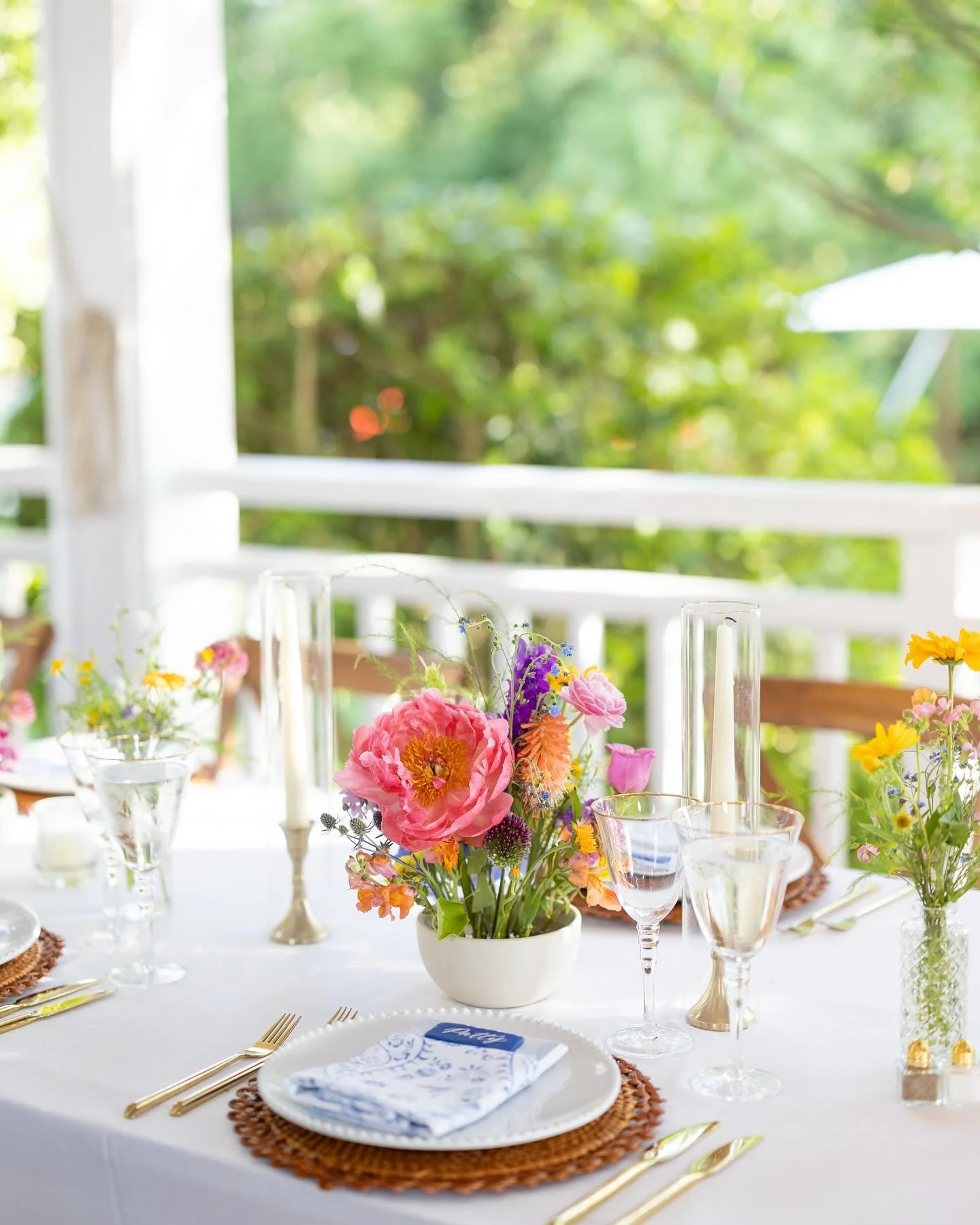 still in awe of these stunning florals and table designs from sophia and peter&rsquo;s dreamy wedding day 😍 

Venue: @bedellweddings 
Photography: @liannakoschphotography 
Videography: @jfischerproductions 
Coordination: @elevategreenevents
Florals: