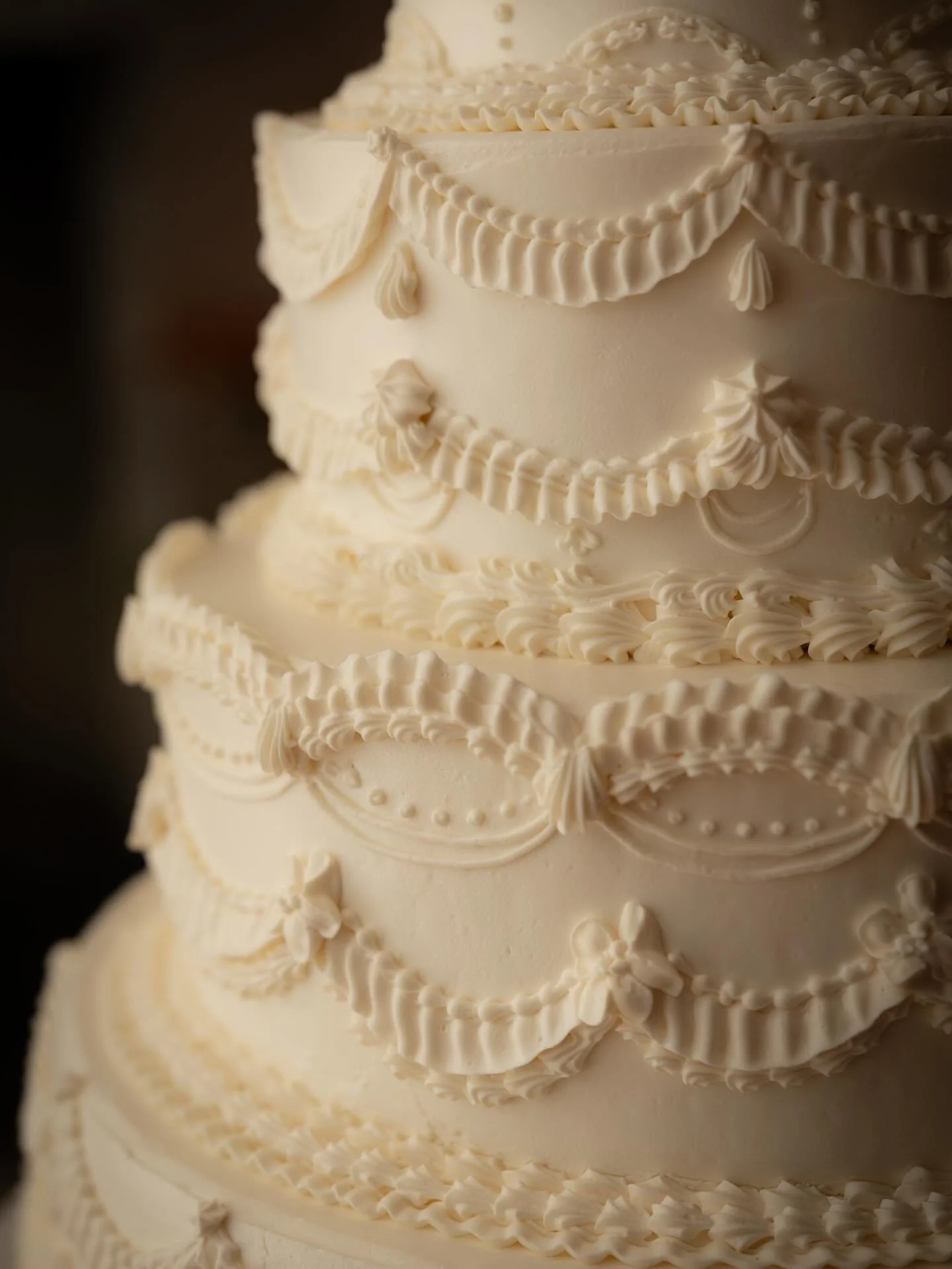 the most romantic, beautiful celebration for Sophia and Kyle&hellip; and this cake! 😍

Venue: @seacliffmanor_ 
Photography: @liannakoschphotography 
Makeup Goddess: Sam @a_sartistry 
Hair Queen: Bella @bebeautifull__ 
Content Creation: @sobridalsoci