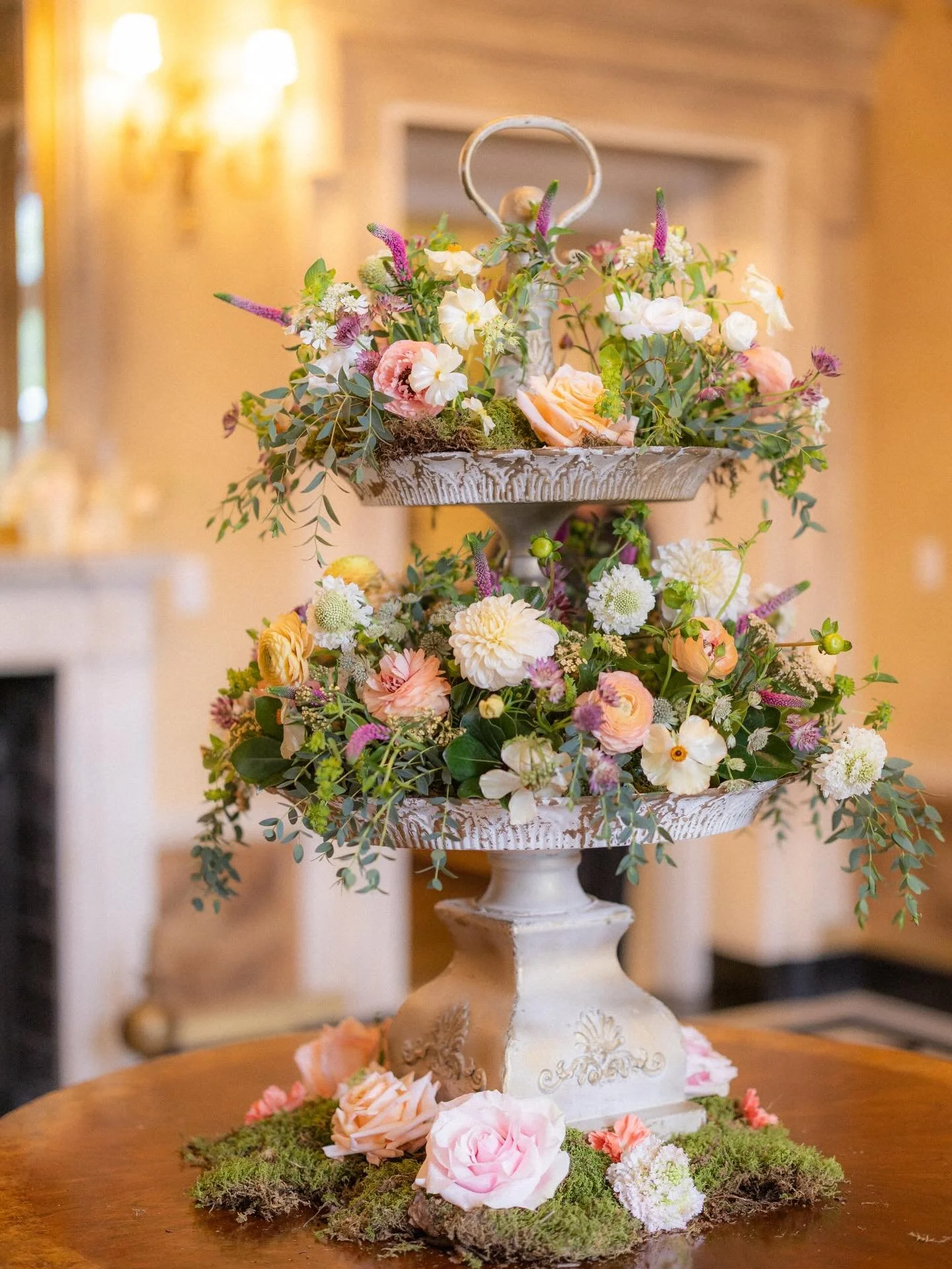 A very necessary post highlighting just a handful of the beautiful floral details that were thoughtfully curated for Jaclyn and Michael&rsquo;s wedding day this past July 🤍

Absolute perfection 🌼

Vendor Team: 

Venue: @themansionatoysterbay 
Photo