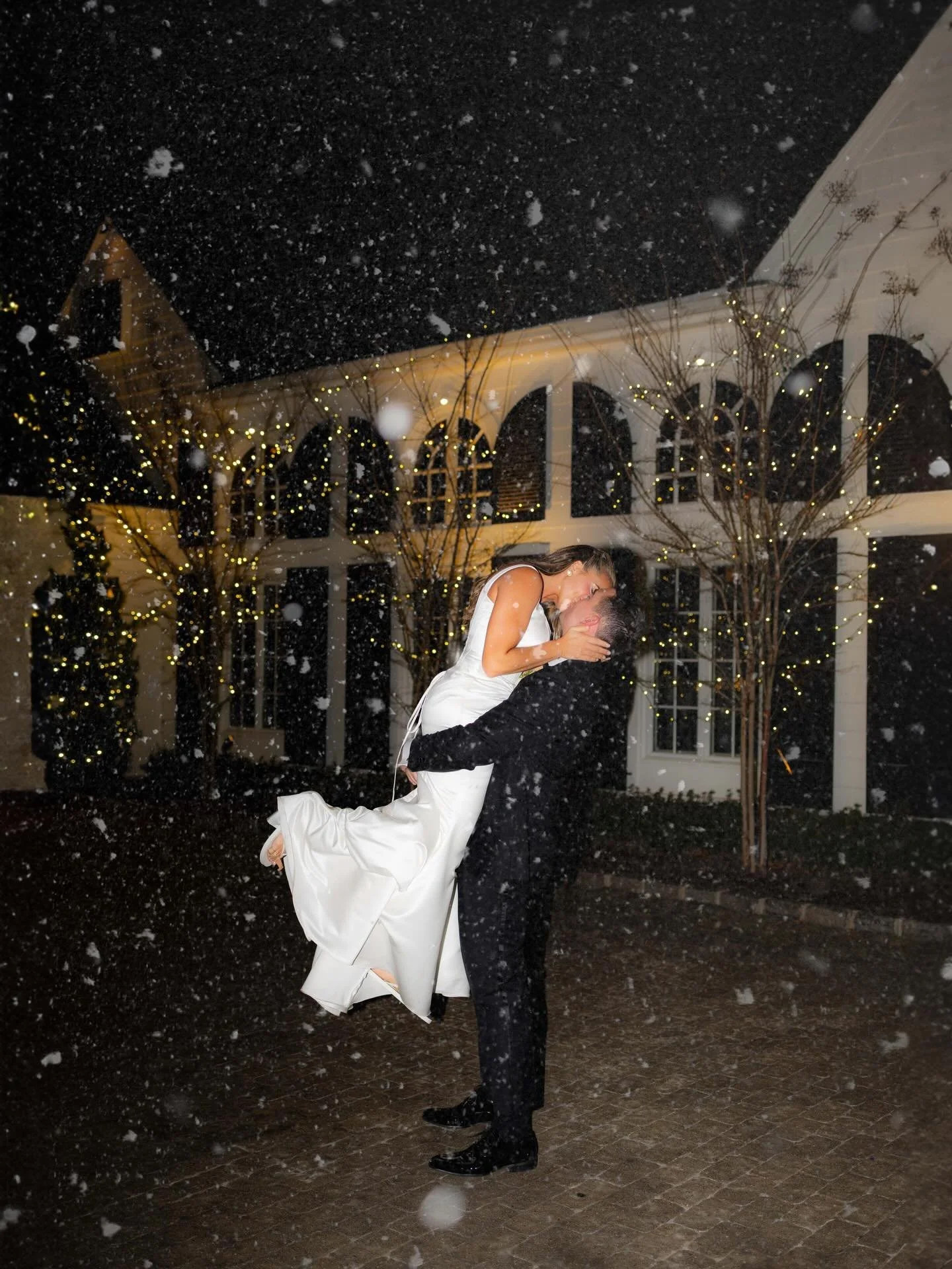 The most magical snow started falling last night at the end of my last wedding of 2025. It was a perfect evening at @theoldfieldclub 🕯️🍾

Feeling a lot of feelings as I look back on this year and all of the beautiful things I got to be a part of- t