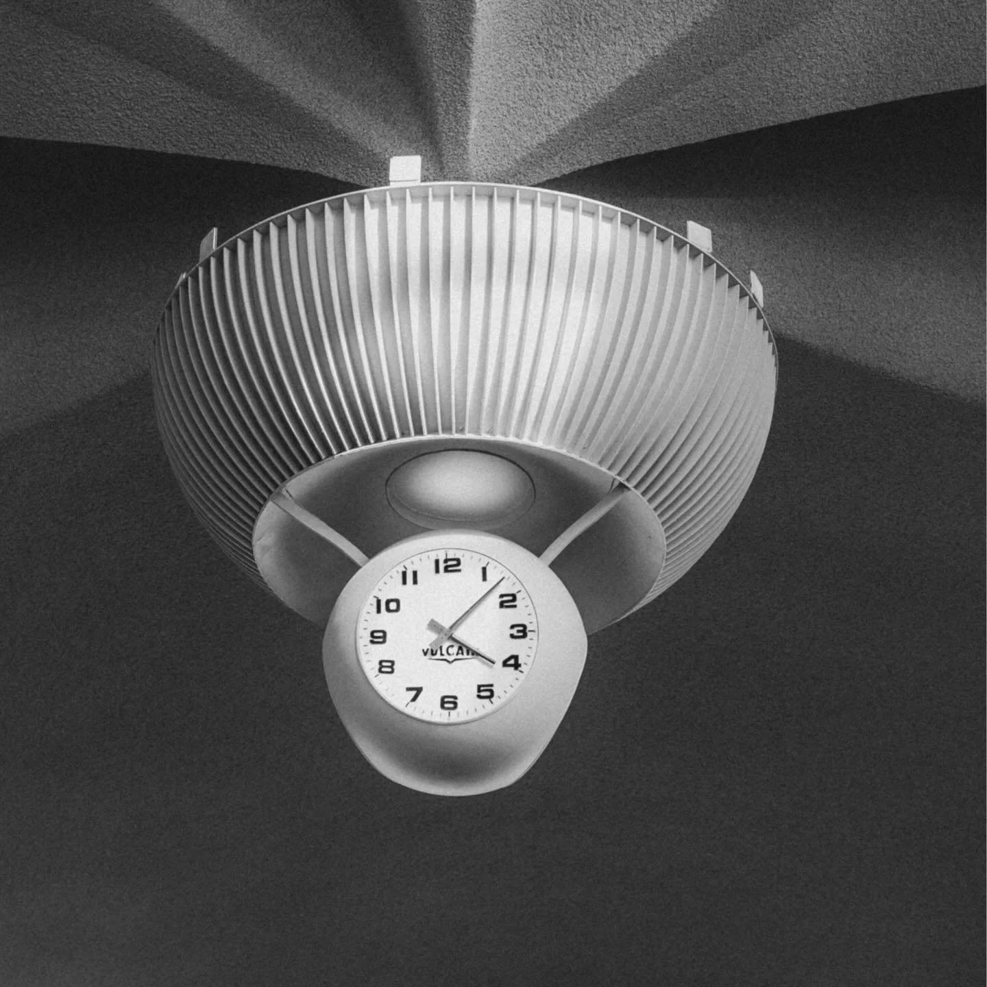 2026 is ready for takeoff ❤️&zwj;🔥

Leaving 2025 with a full heart and a little nostalgia in my carry-on.

Jet-age love at the TWA Hotel.

It was an honor to capture this day for @emmaleeannphoto working alongside @kelvingphoto 🫱🏻&zwj;🫲🏼

#longi