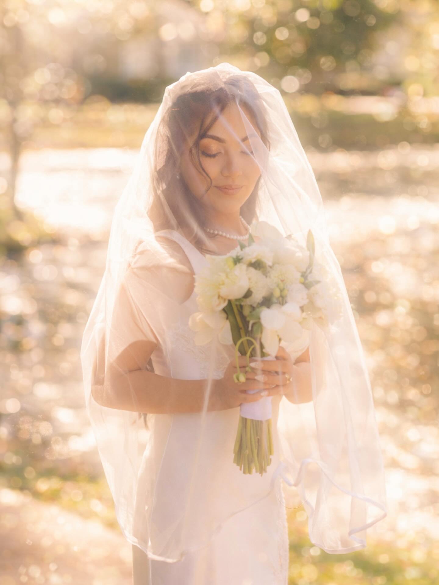 Golden hour through the veil just hits different 💛

We were blessed with the dreamiest light for these - soft, glowy, romantic. When there&rsquo;s time to really play around during portraits, that&rsquo;s when my favorite magic happens ✨

#longislan