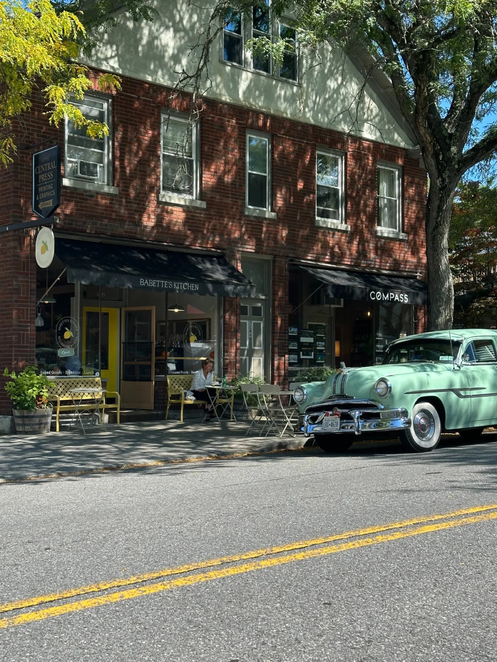 A sunny afternoon along Franklin Avenue &hellip;

#millbrooklove
#millbrookstyle 
#millbrookdestination 
#millbrooknewyork 
#millbrook #millbrookny
#hudsonvalley #dutchess 
#upstateny #upstate 
@destinationdutchess