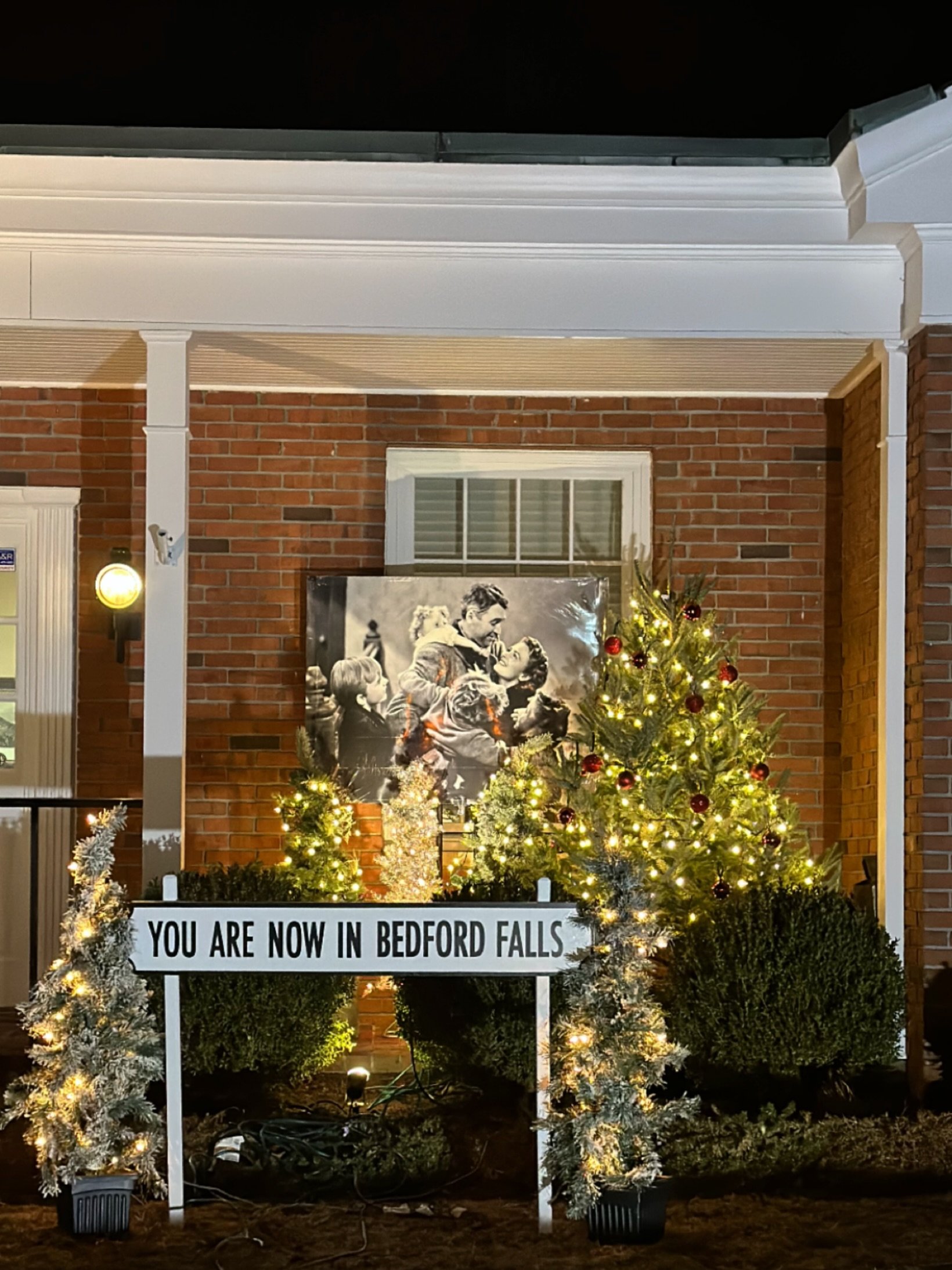 George T. Whalen Real Estate @whalenrealestate is a strong contender in this year&rsquo;s Millbrook Fire Department @millbrookenginehookandladderny Storefront Decorating Contest.
To vote for your favorite visit the department&rsquo;s site (millbrookf