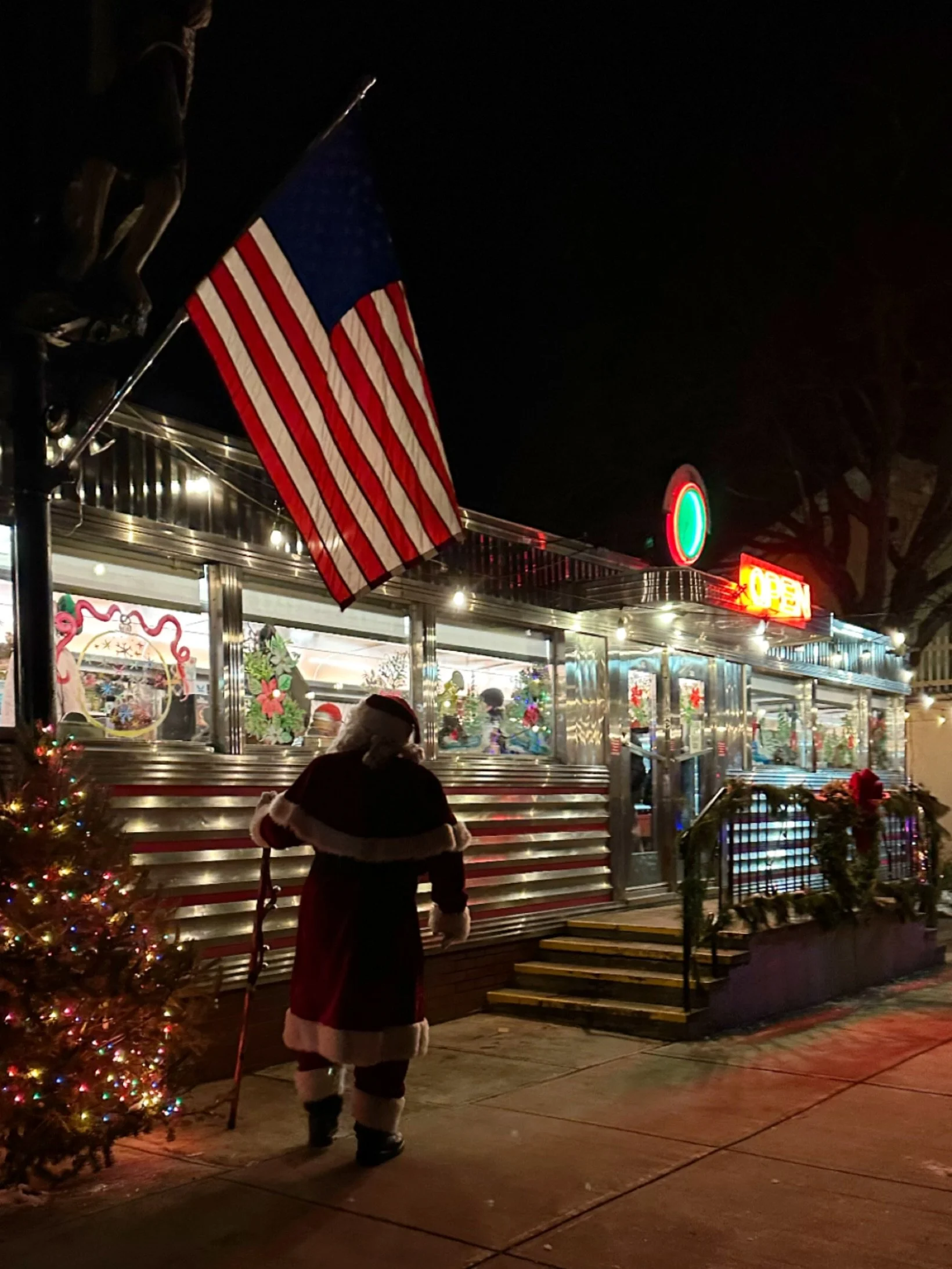 Santa sighting outside the Millbrook Diner🎄 Merry Merry &hellip;.

#millbrooknewyork #millbrook