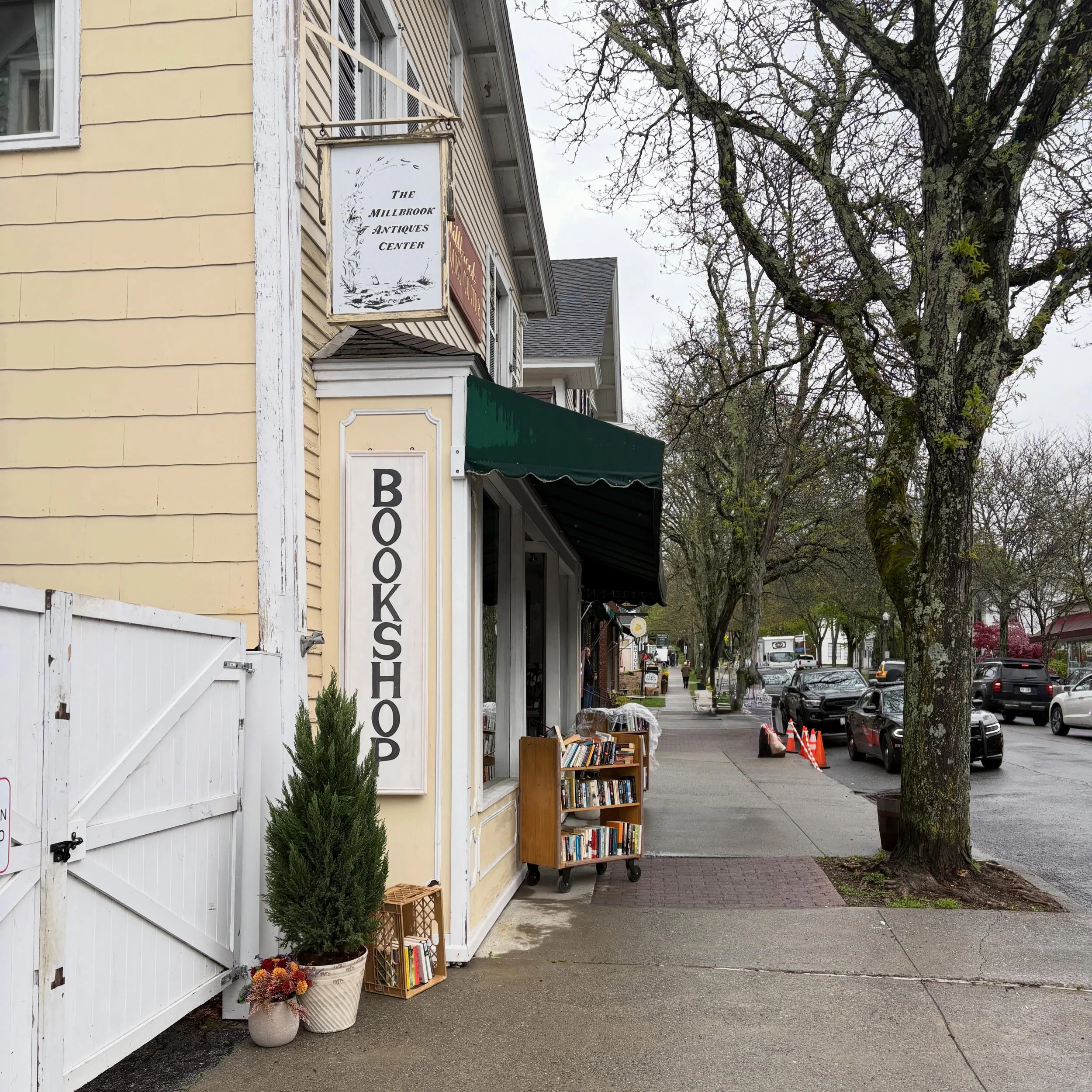 Millbrook has a way of attracting people who know a good thing. 

A few stops along Franklin got a little makeover for a brand photoshoot this week. 💚