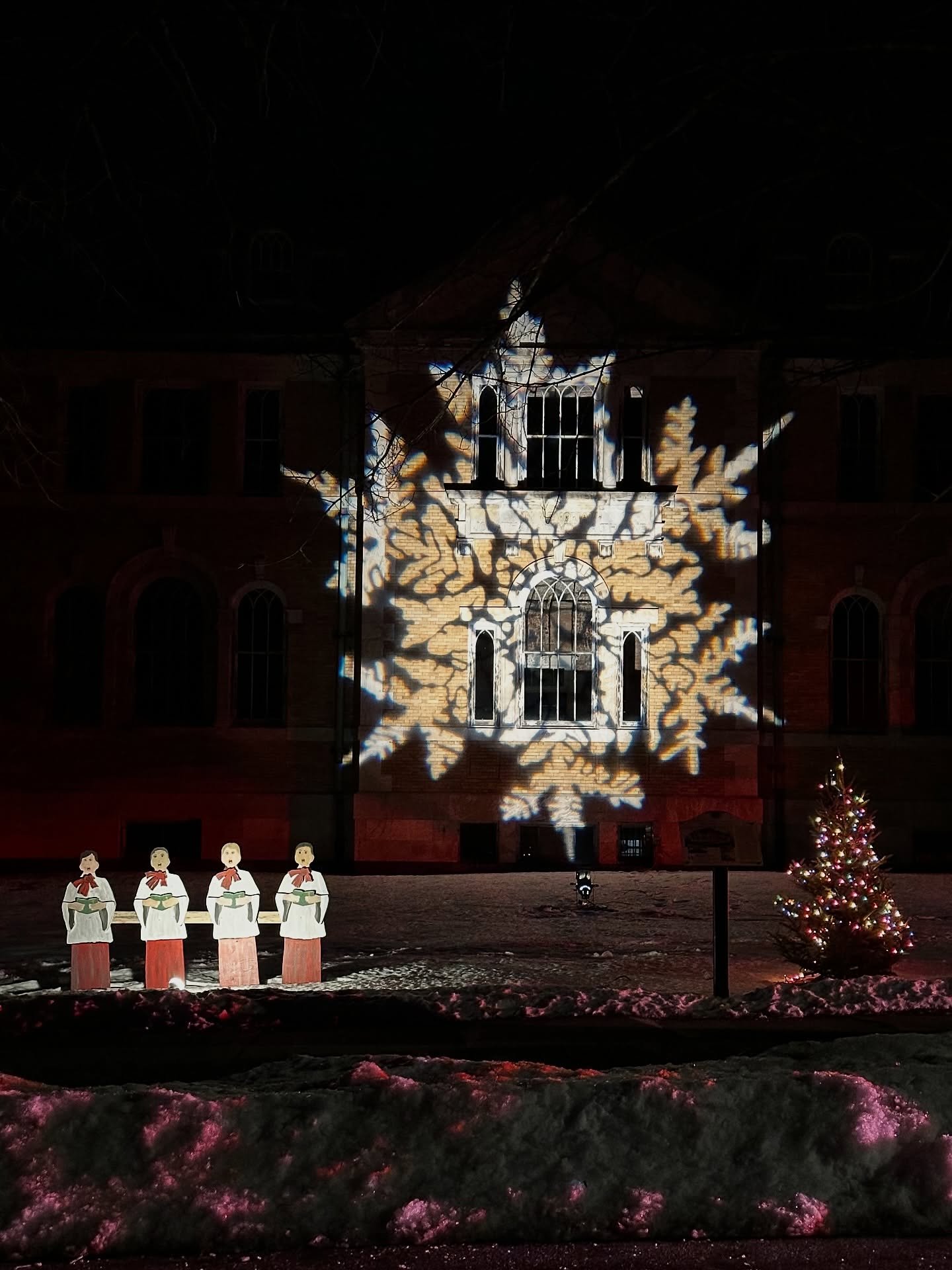 Thank you @millbrookrotaryclub @millbrookartsgroup and everyone else who made tonight&rsquo;s @newyearsevemillbrook possible. Happy New Year 🥳

#millbrooknewyork #millbrook

📸 @sf.milano.ny @de.mo