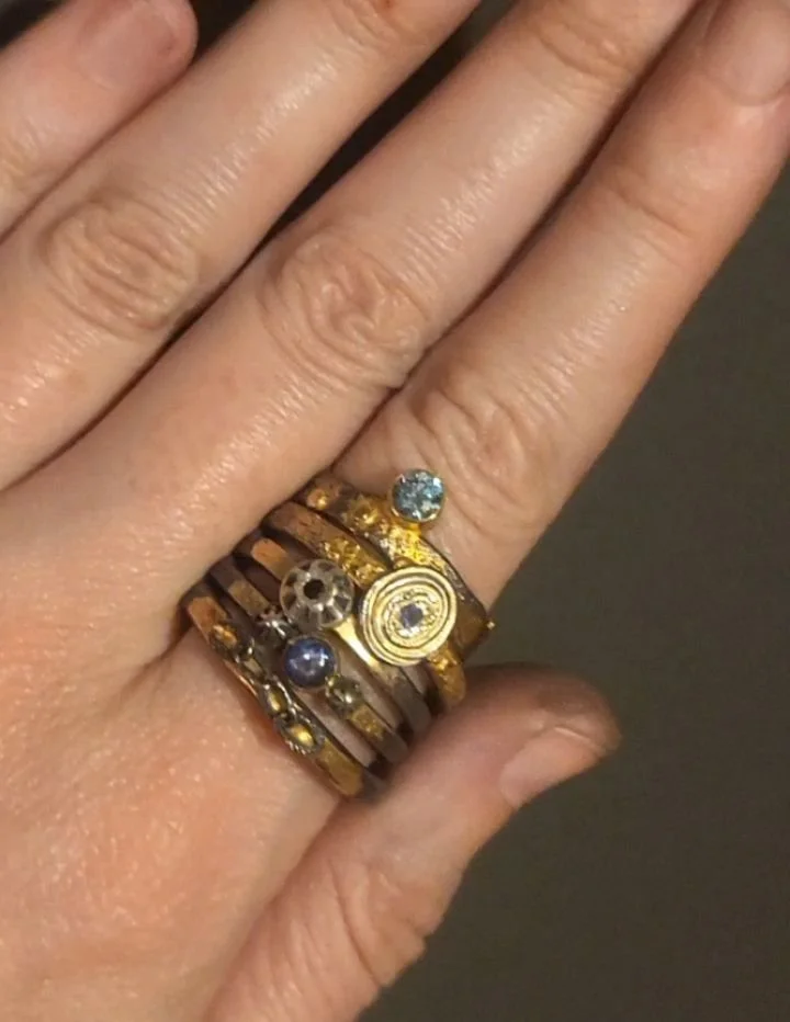 I've been over here making like a maniac for @thepmacraftshow! 
🌋👩&zwj;🏭🤓🔨🌋
Optivisors on. Hands stained with polishing compound. Just how I like it! I've (as usual) worked until the last minute and have SO MANY new pieces to share with you thi