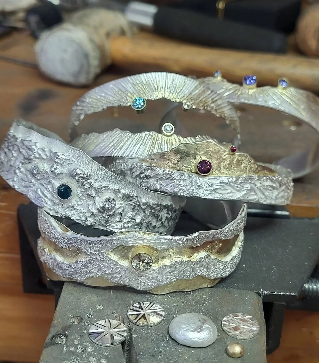 Here's a quick little pile pic of a few new pieces we have in progress. Organic texture galore in gold and silver with sparkling gems. All the elements coming together in harmony.
✨️🪨🌬🌋🌊✨️