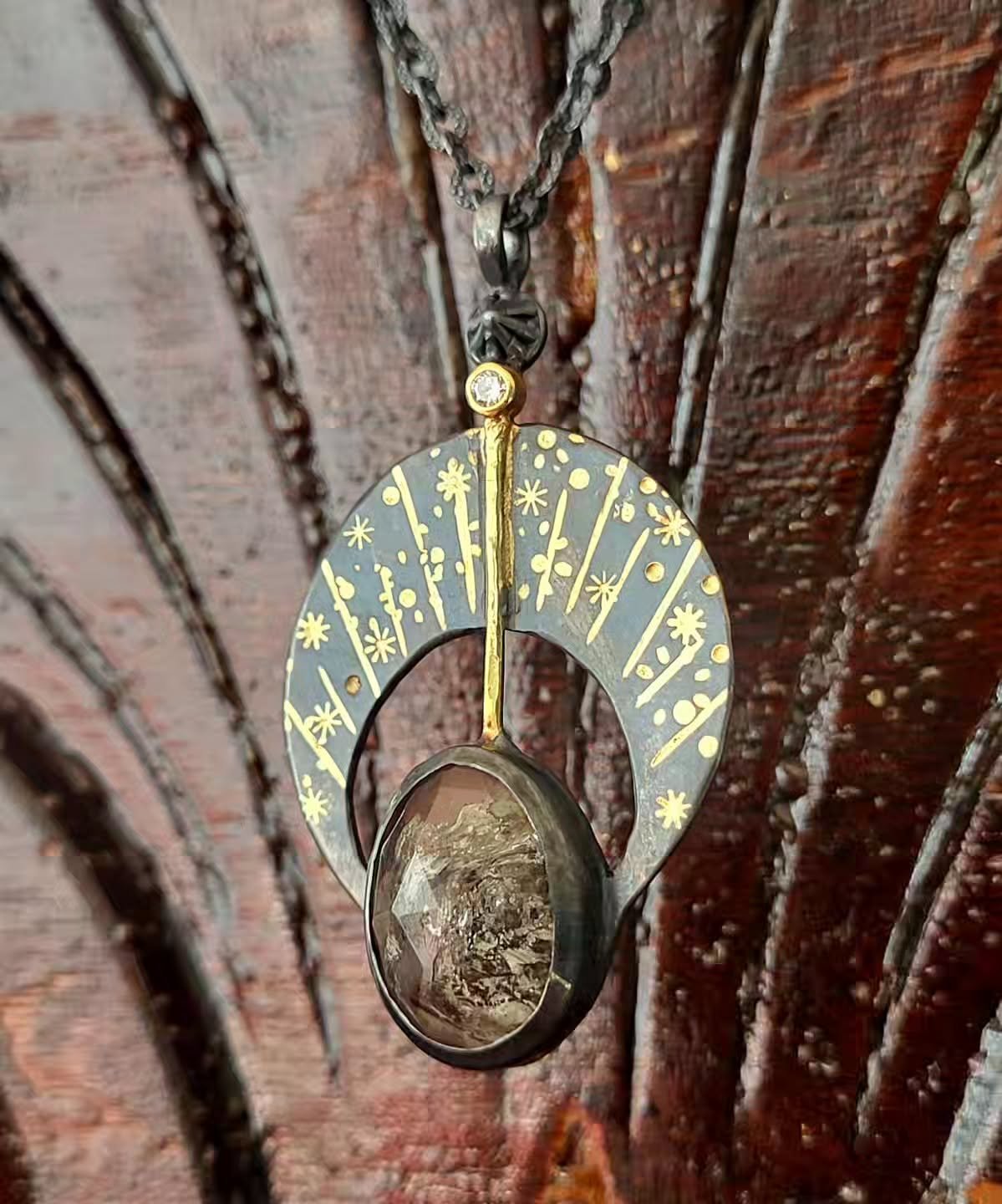 Another new "Dial the Stars" piece for you today featuring a herkimer diamond and a white diamond set in 18k yellow gold
🎆✨️🪄✨️🎆
I wanted to mention that I hand fabricate every. Single. Piece of my jewelry the old fashioned way at a jewe