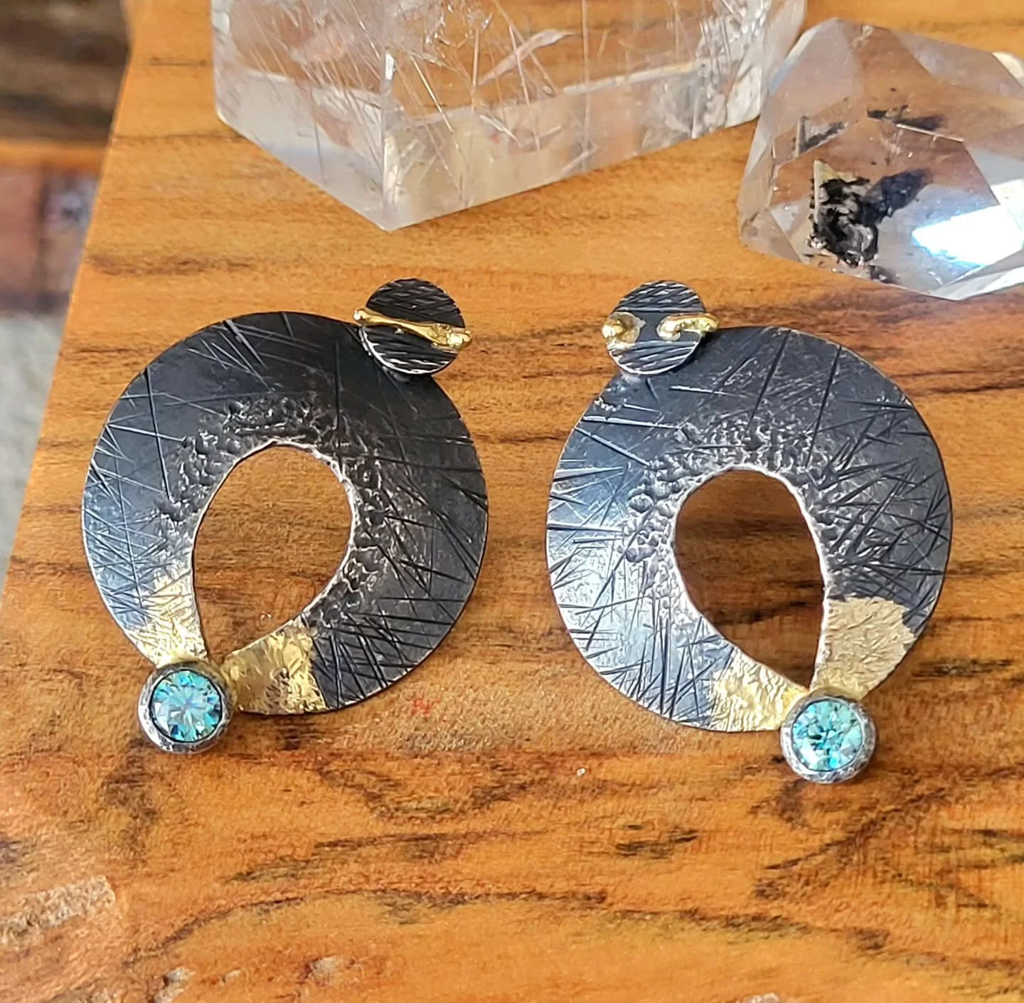I took a very quick pic and video of these newly transformed earrings before heading out to our first show of 2026!
💙🌋🎆🌋💙
A repeat client of ours came to see us at the @pmacraftshow last November, and she liked this pretty pair of dangle earring