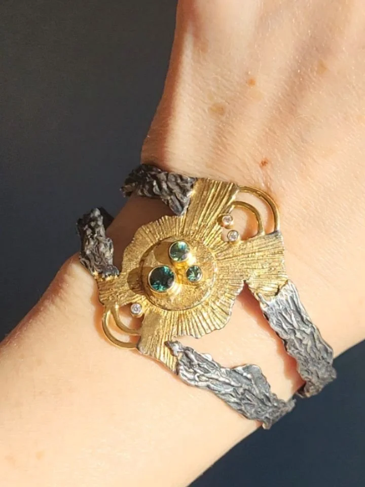 The depth and sparkle of these sapphires in the sunshine leaves me breathless! This Primordia "Mutual Core" cuff is inspired by the double lava fountains that have emerged in the recent ongoing eruptions of Mt. Kilauea
🌋♈️🌋
My work is all