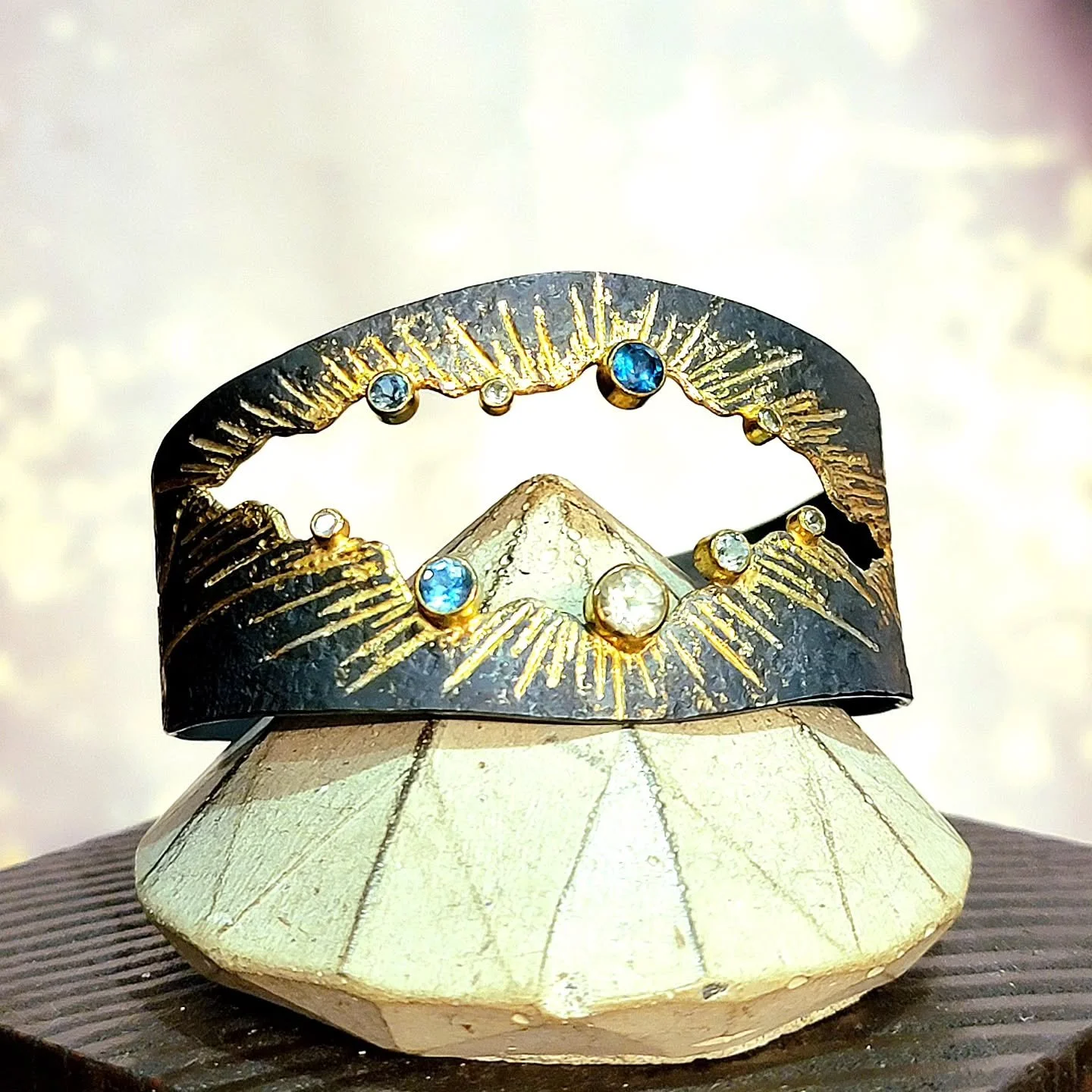 Hi STL! Come on out to the @queeny_art_fair today and tomorrow and see all the amazing art! This gorgeous Genesis statement cuff with tourmaline, topaz, and our signature live edge negative space design is here waiting for you!
🌋🌄🎇