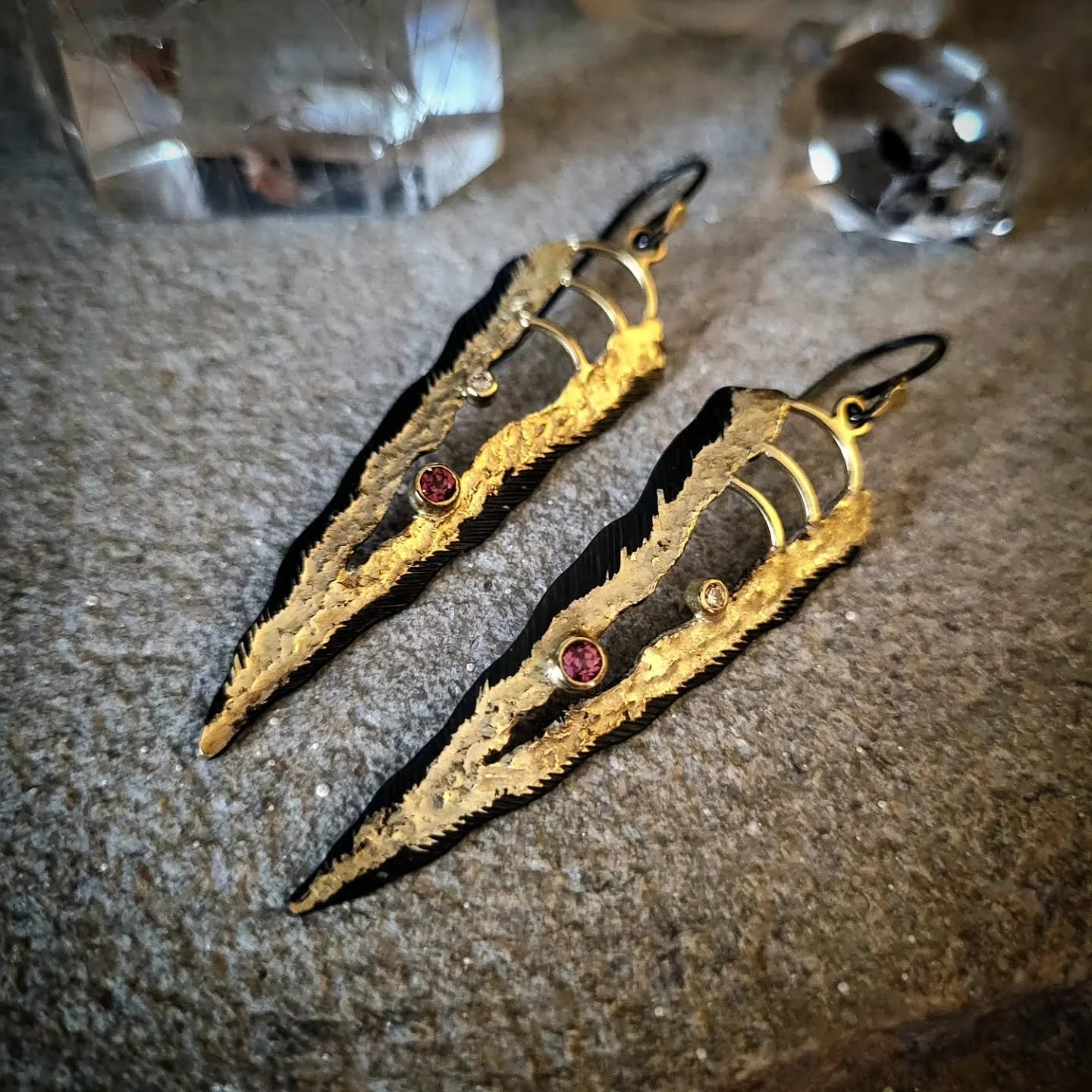 It's a very gloomy spring morning in St. Louis, but we stick to natural light at our house as much as possible, so I'm letting my photography match the mood
🖤🥀🥂🗝
I recently finished up the newest pair of Primordia "Ancient Stalactite" e